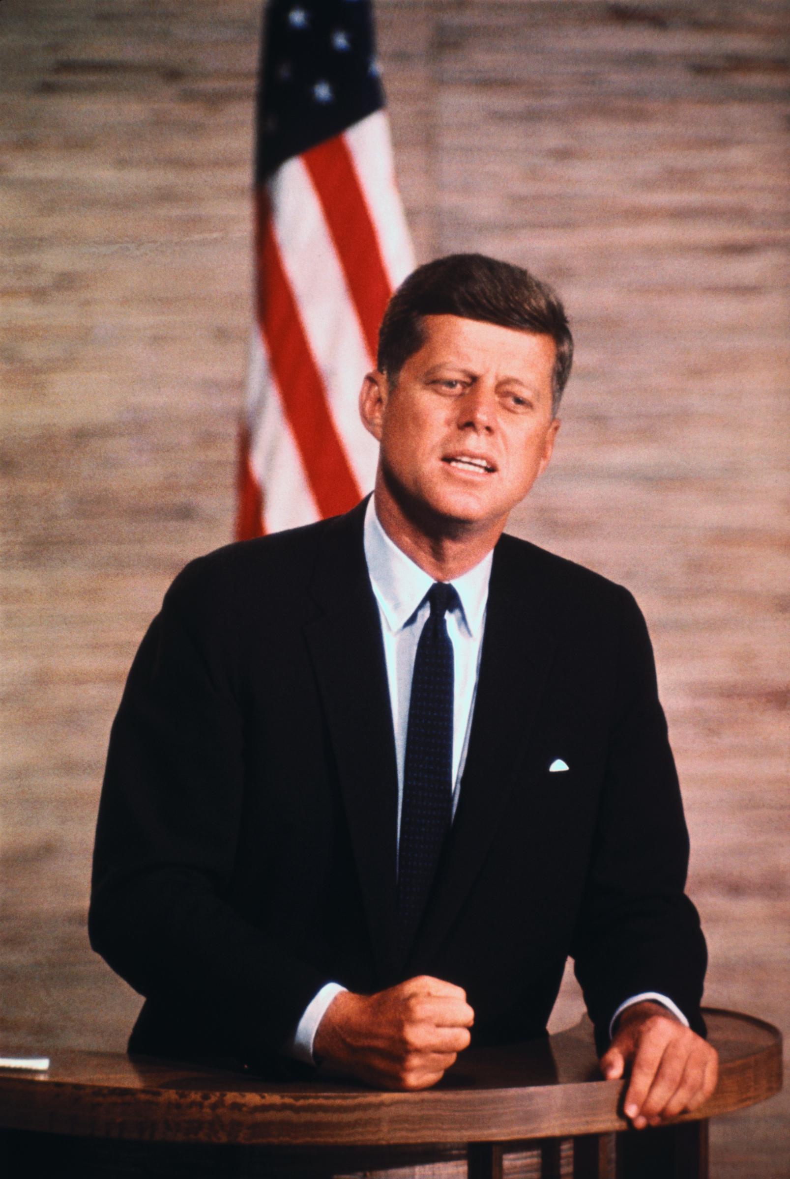 Le président John F. Kennedy s'exprime sur un podium le 1er octobre 1960. | Source : Getty Images