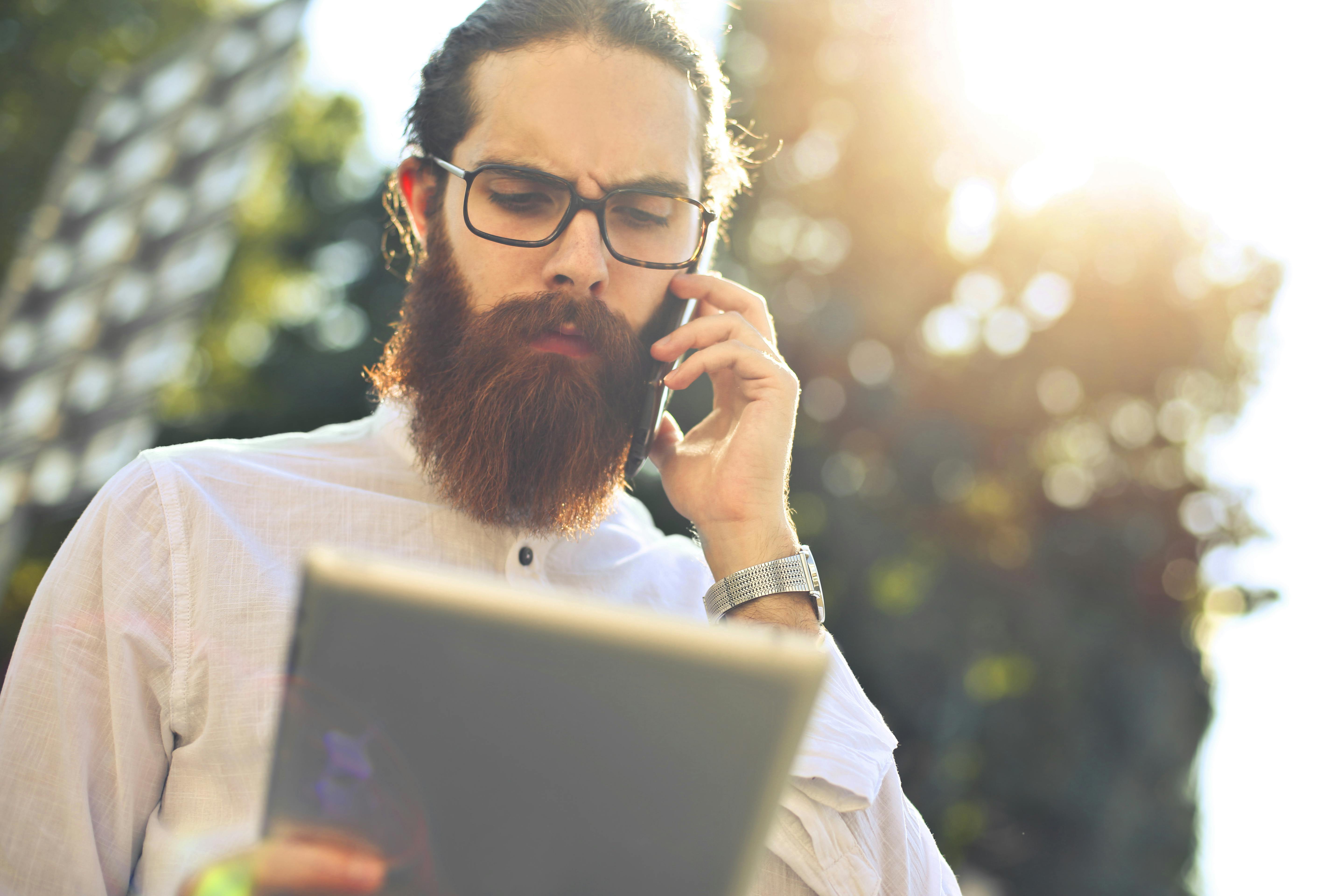 Un homme bouleversé au téléphone | Source : Pexels