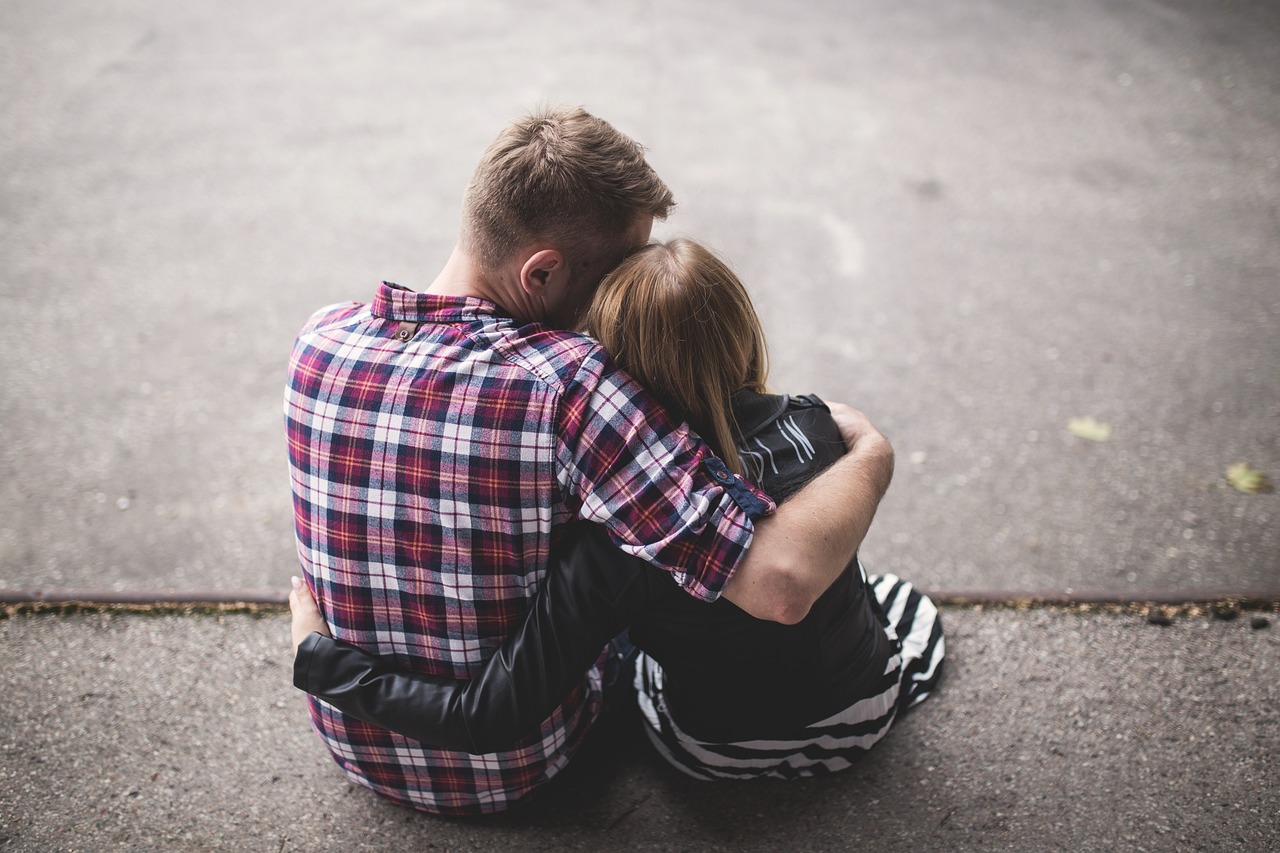 Un homme serrant une jeune fille dans ses bras | Source : Pexels