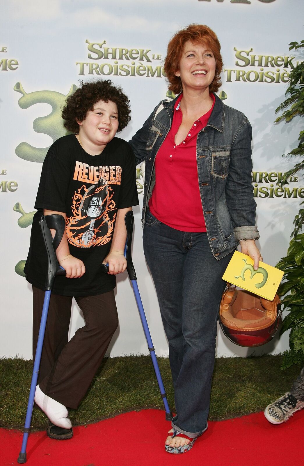 Véronique Genest pose avec son fils pour assister à la première du film de Chris Miller "Shrek 3" à Paris, France. Photo : Getty Images