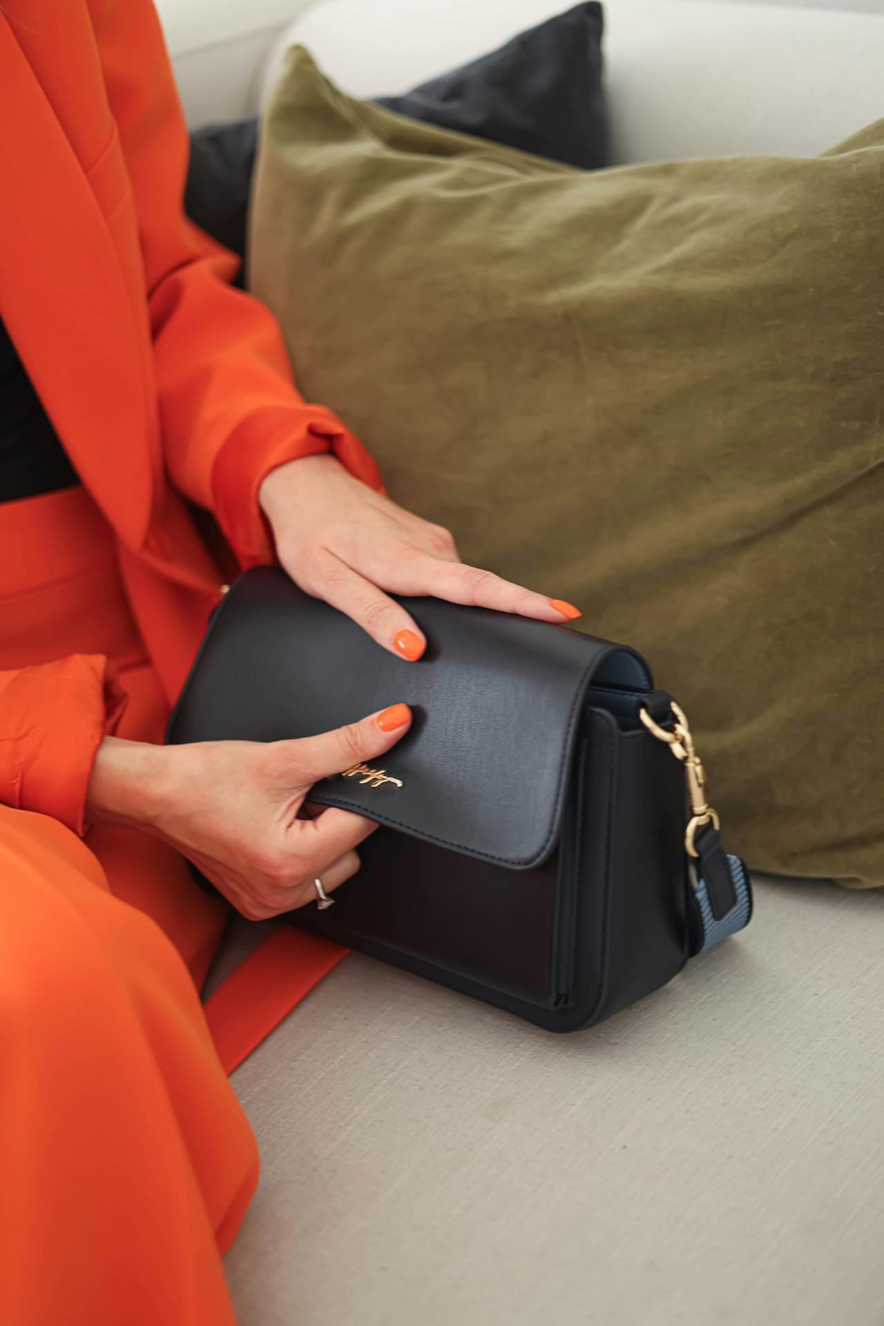 Une femme tenant son sac à main | Source : Pexels