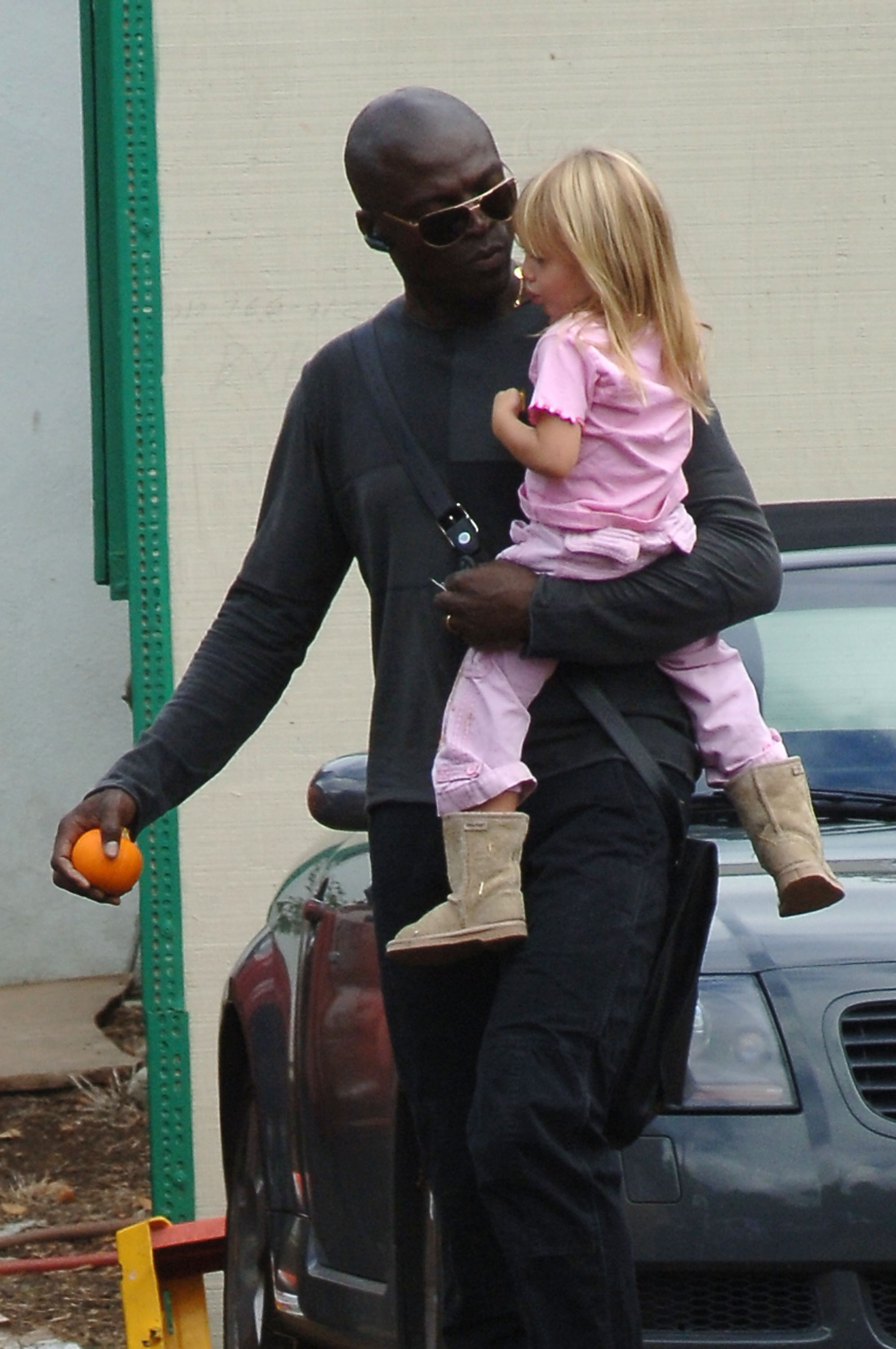 Seal et sa fille Leni le 13 octobre 2007 à Los Angeles, Californie | Source : Getty Images