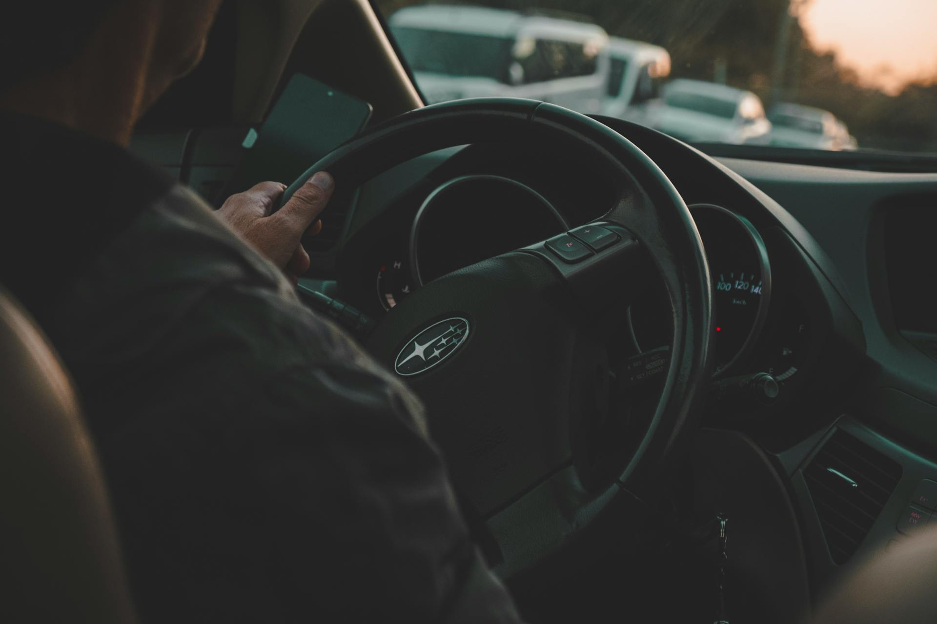Un homme au volant d'une voiture | Source : Pexels