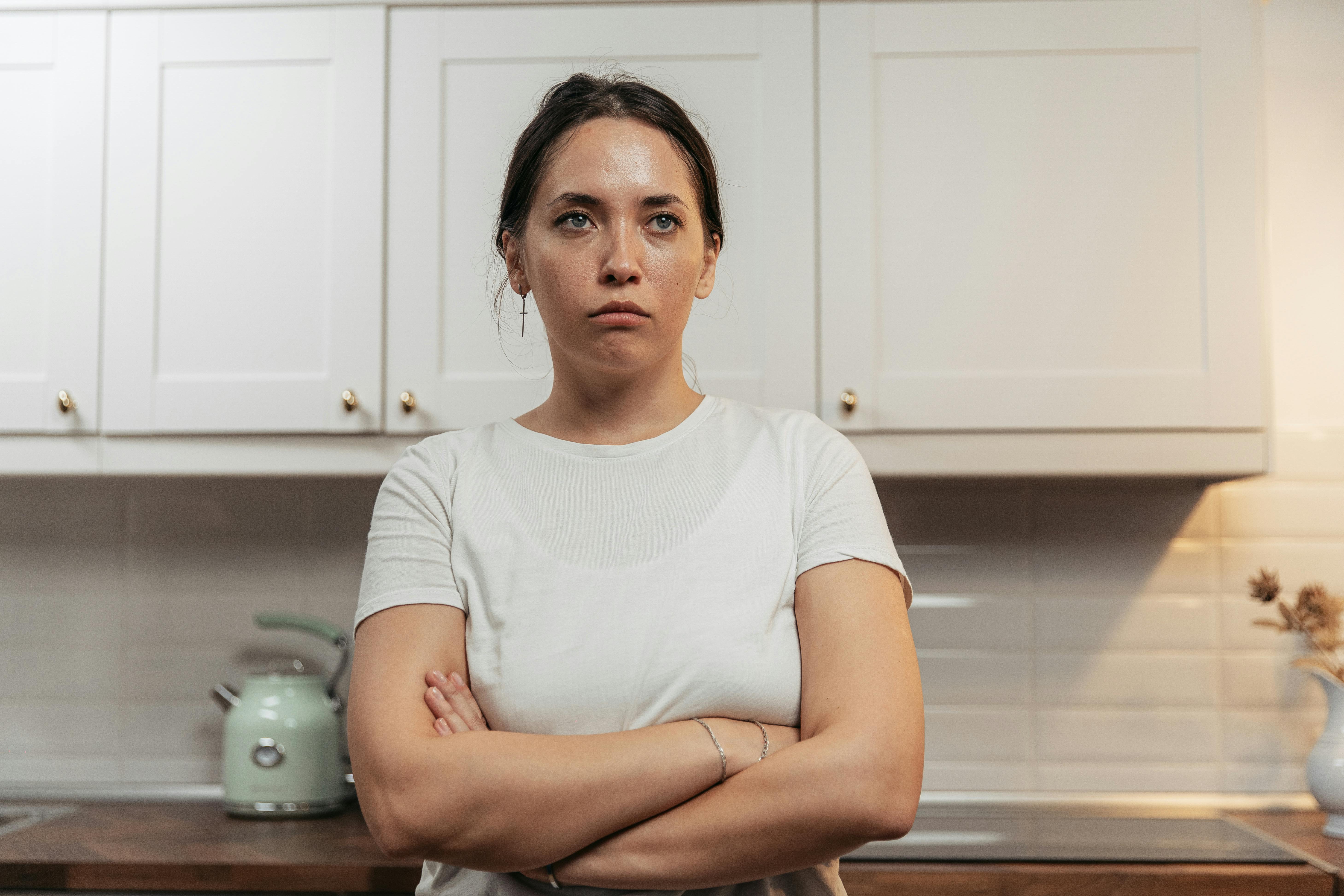 Une femme debout dans la cuisine se sentant contrariée | Source : Pexels