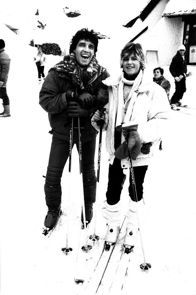 Julien Clerc et sa compagne Virginie Coupérie-Eiffel à Avoriaz le 22 janvier 1985, France. | Photo : Getty Images