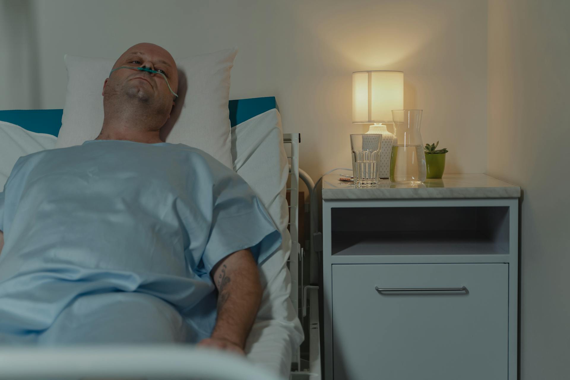 Un homme malade dans une chambre d'hôpital | Source : Pexels