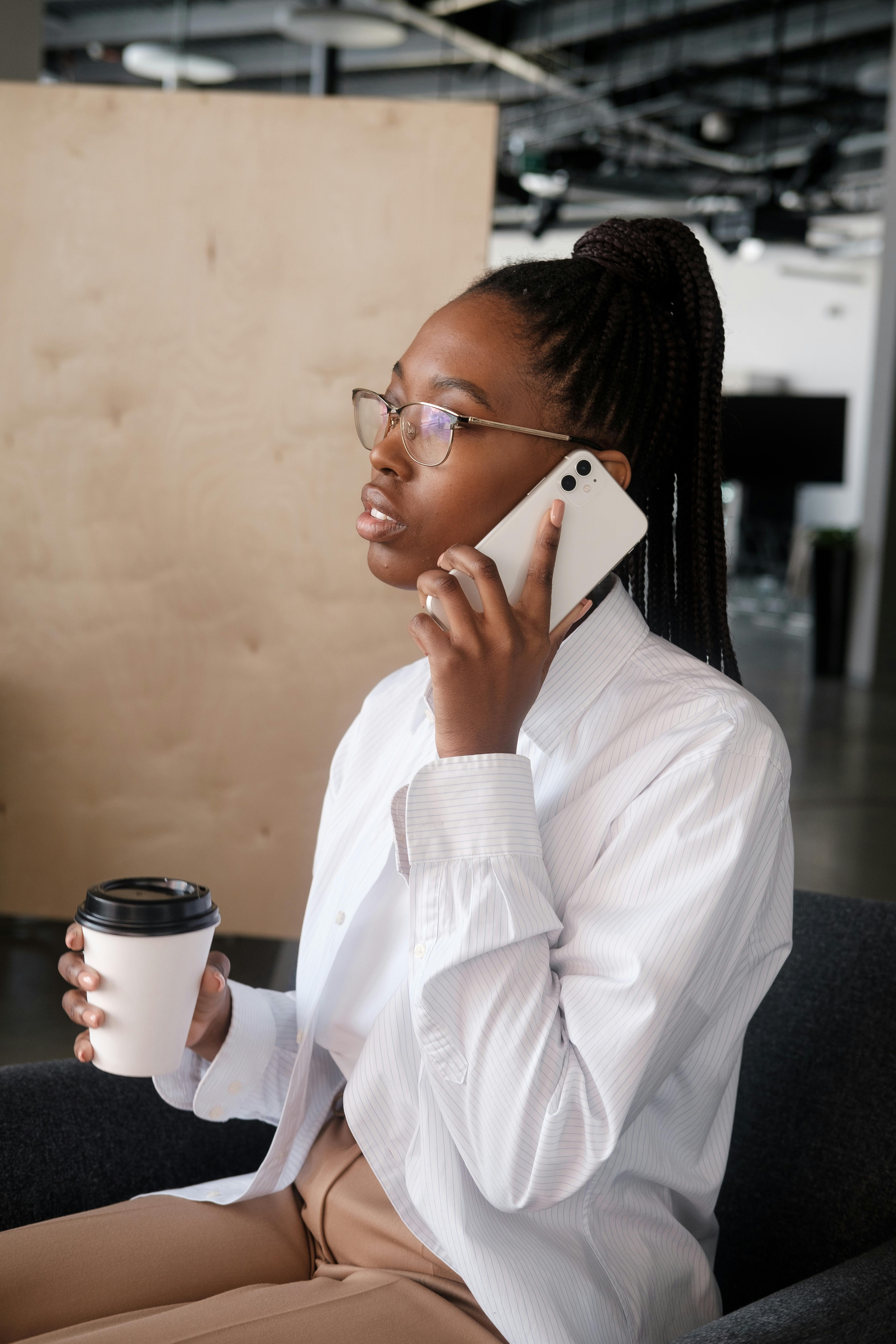 Une femme en train de téléphoner | Source : Pexels