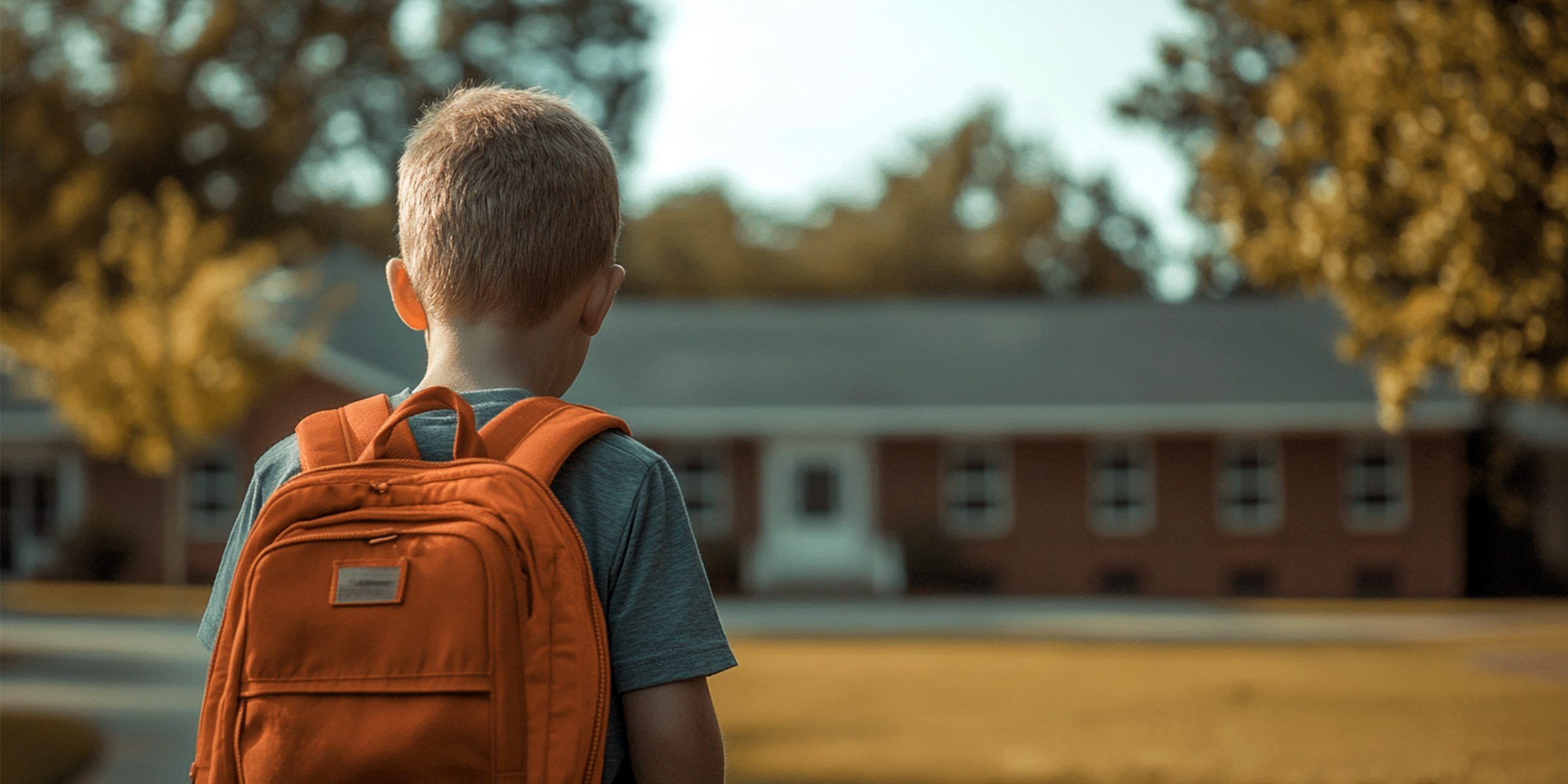 Garçon avec un sac à dos | Source : Amomama