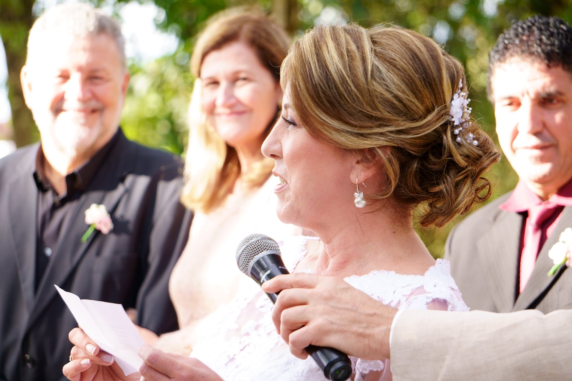 Uma mulher fazendo um discurso em um casamento |  Fonte: Pexels