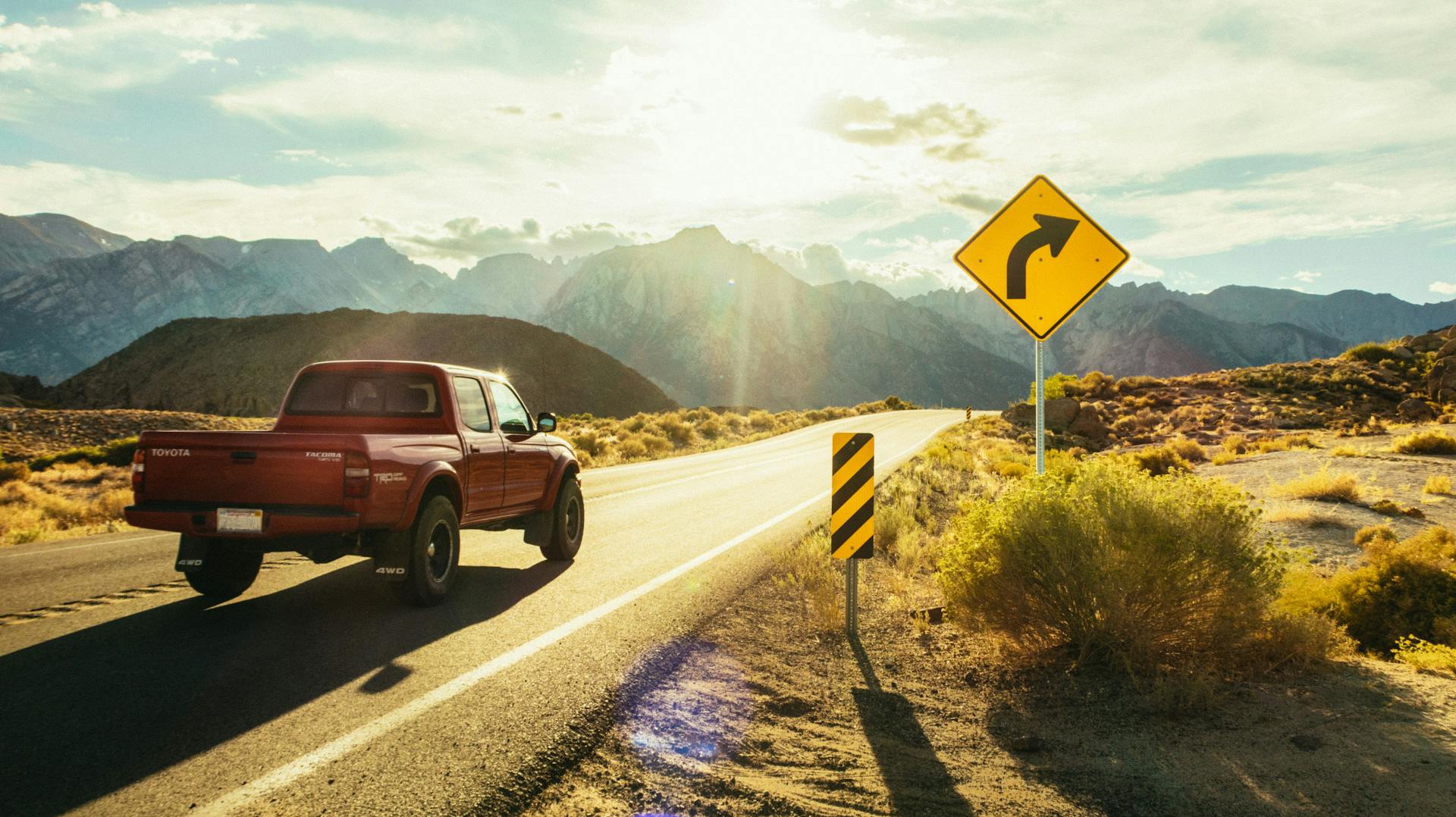 Une mini camionnette sur la route | Source : Pexels