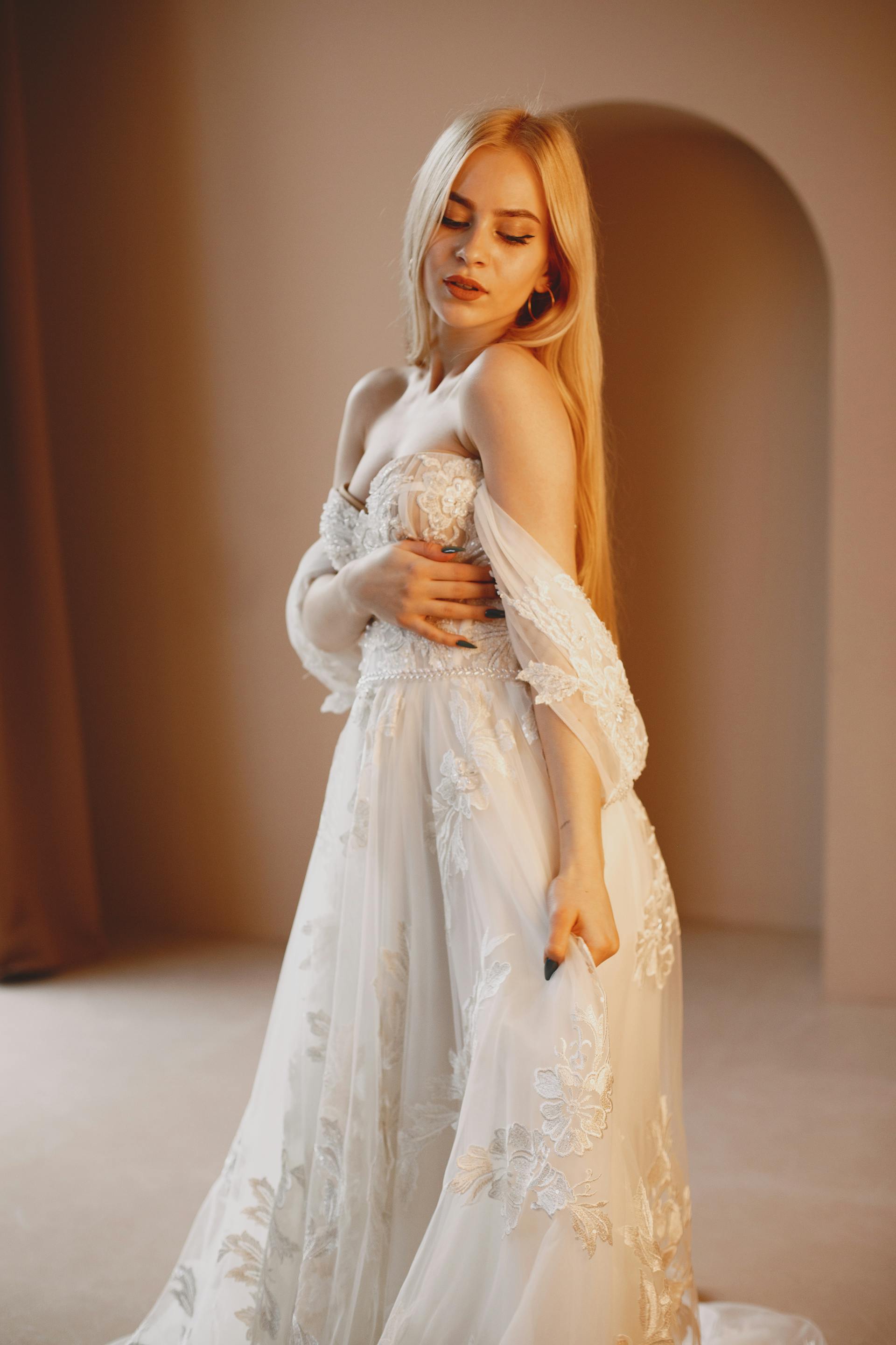 Une femme vêtue d'une robe longue en dentelle blanche | Source : Pexels