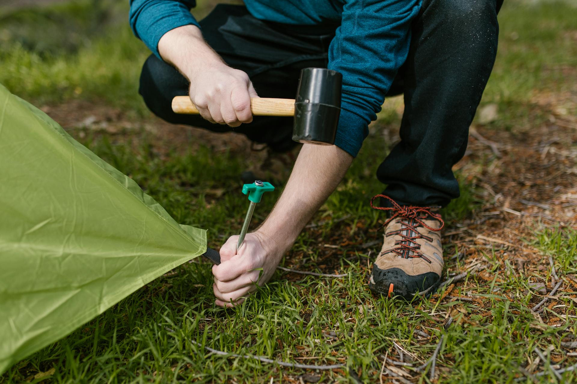 Un homme qui plante une tente | Source : Pexels