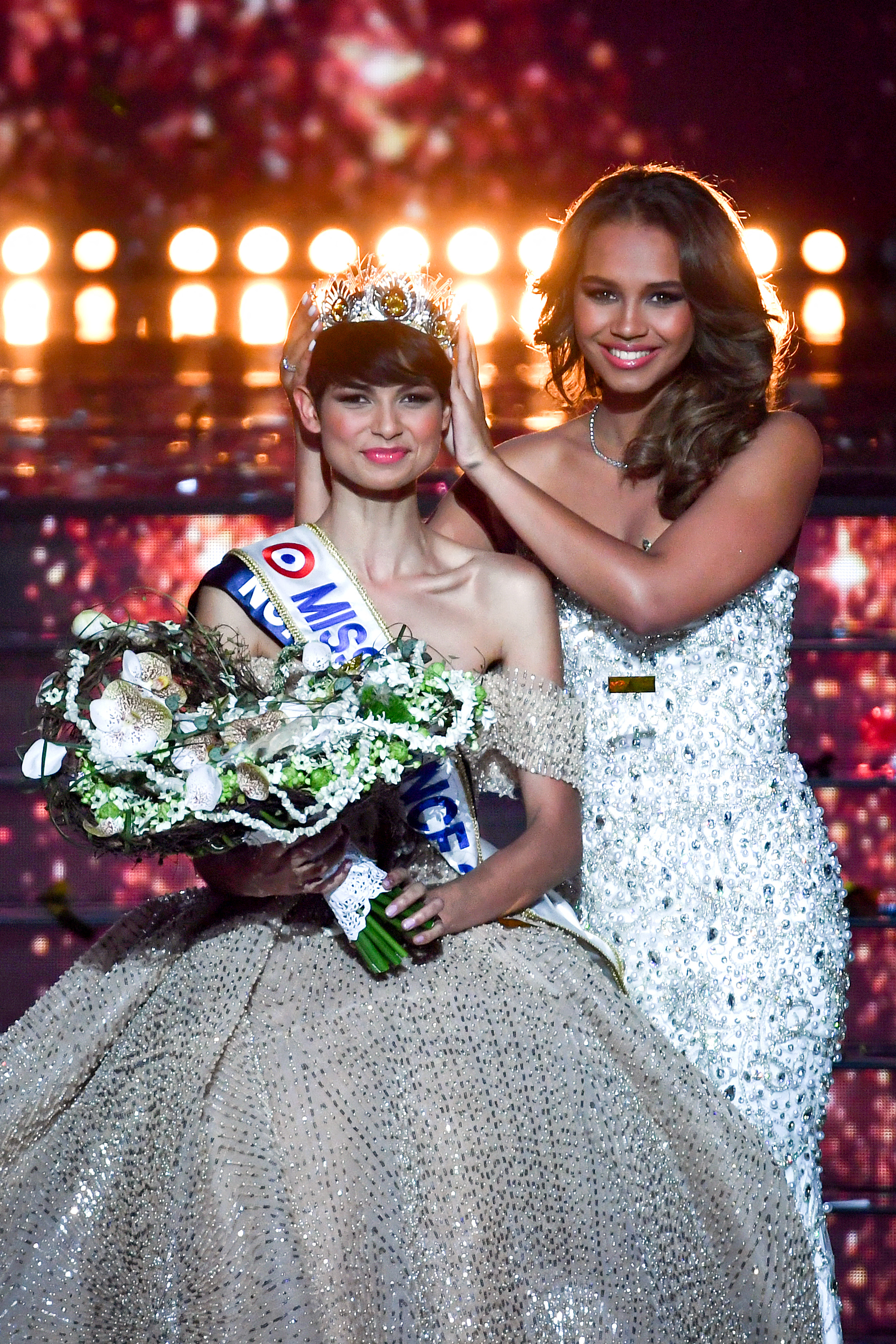 Miss France 2024, Eve Gilles étant couronnée comme Miss France 2024 à Dijon en 2023 | Source : Getty Images