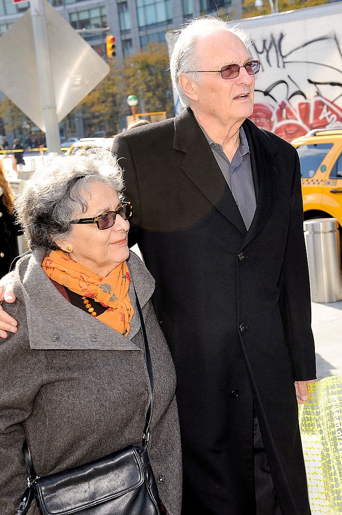 Alan Alda et Arlene Alda photographiés en train de marcher dans Midtown Manhattan, 2010, New York City. | Photo : Getty Images