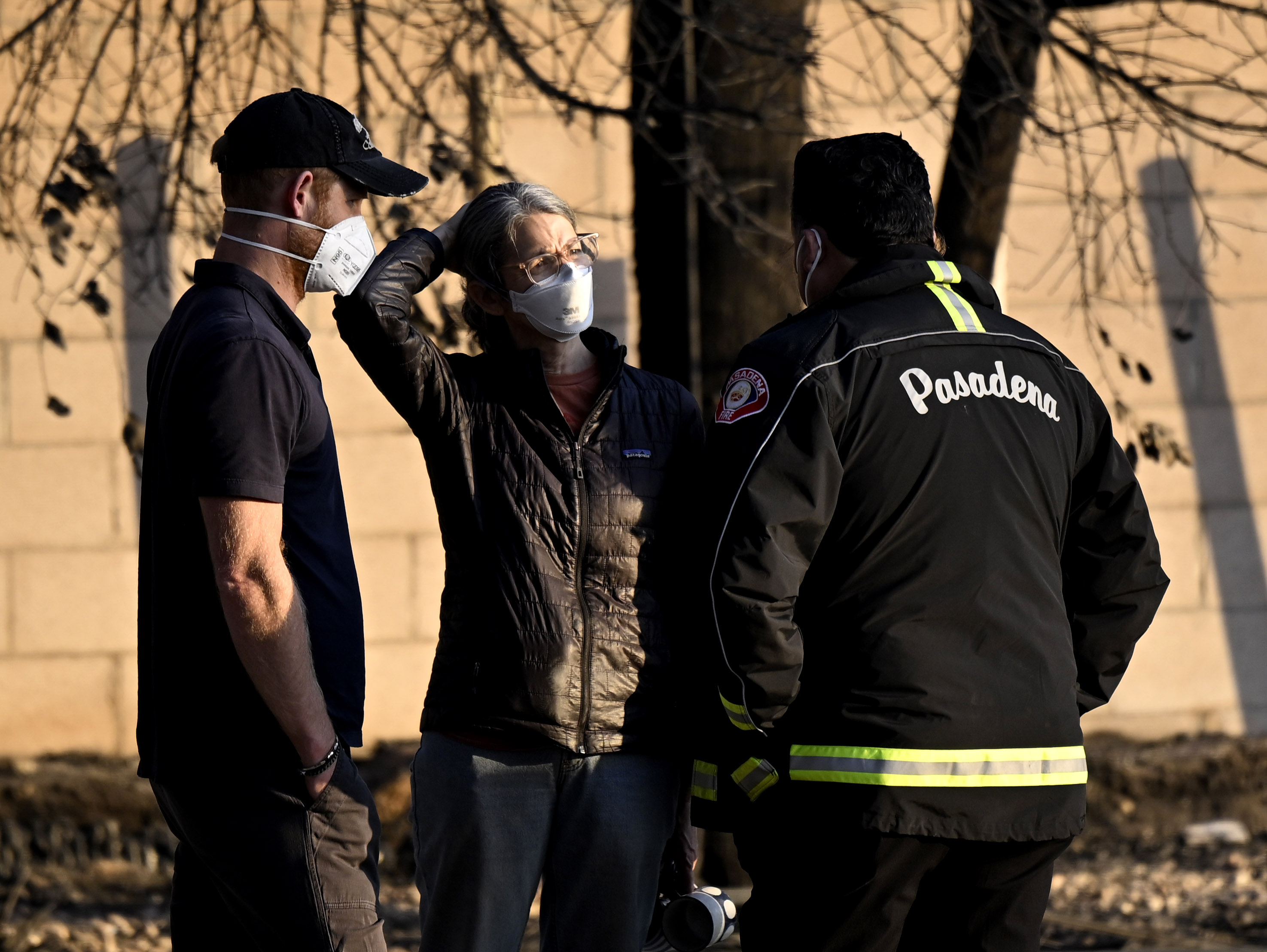 Le prince Harry avec le maire de Pasadena, Victor Gordo, et une femme non identifiée dans une maison détruite lors de l'incendie d'Eaton à Altadena, le 10 janvier 2025 | Source : Getty Images