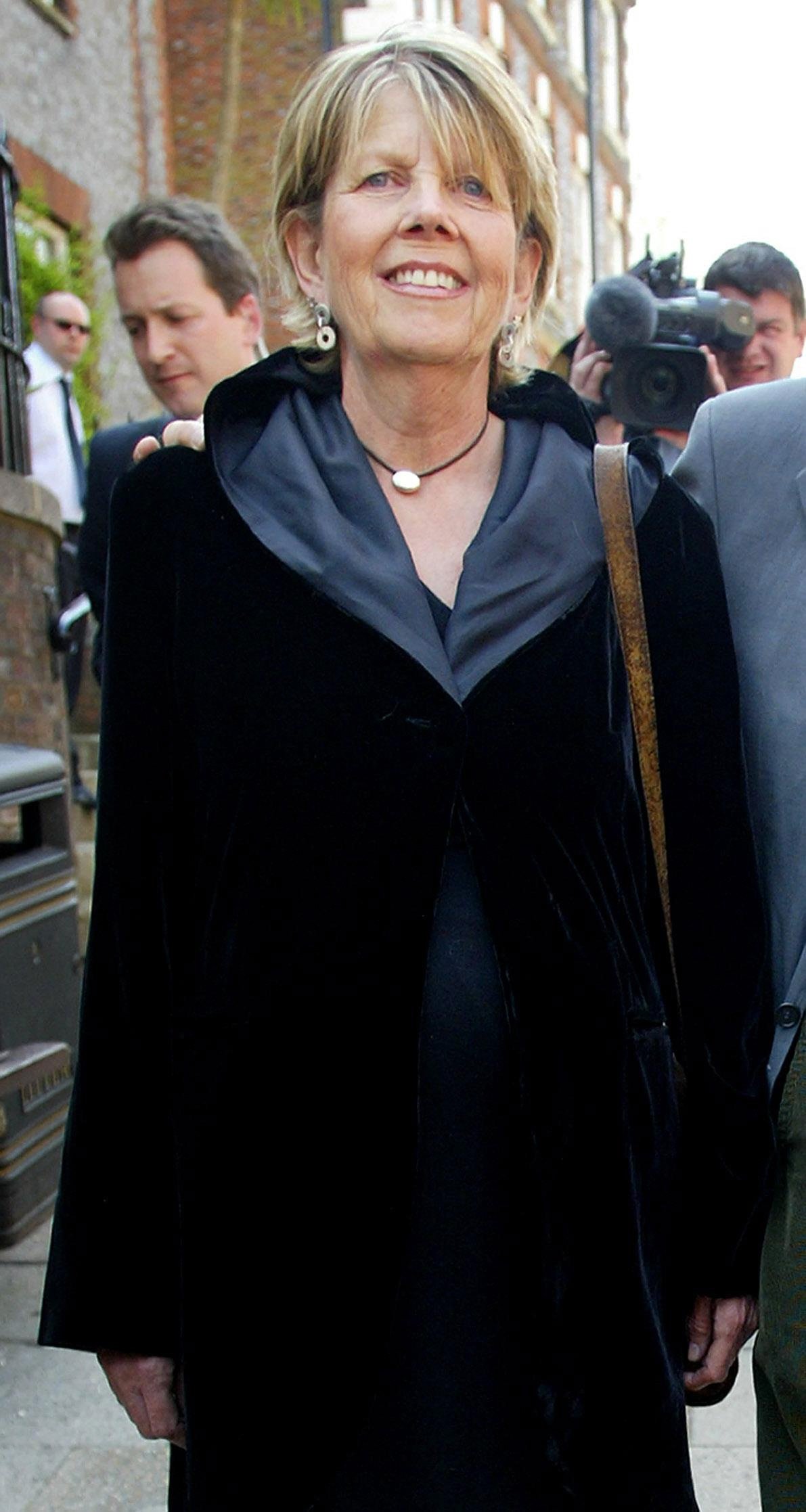 Patricia Rashbrook quittant son domicile de Lewes, dans l'East Sussex, en mai 2006. | Getty Images