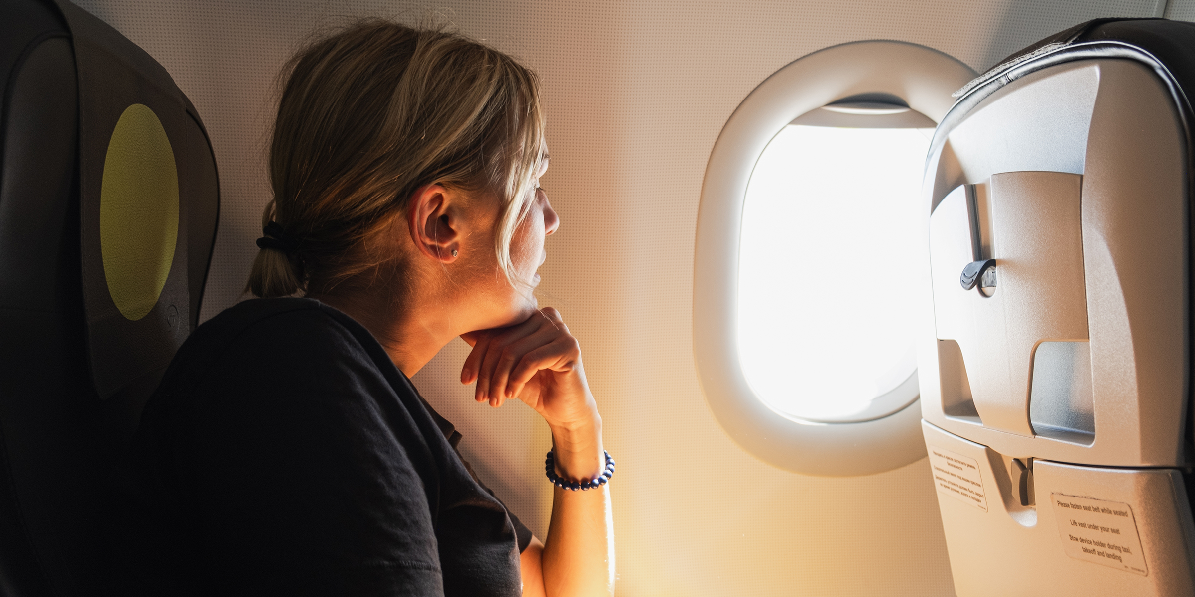 Une femme assise dans un avion | Source : Shutterstock