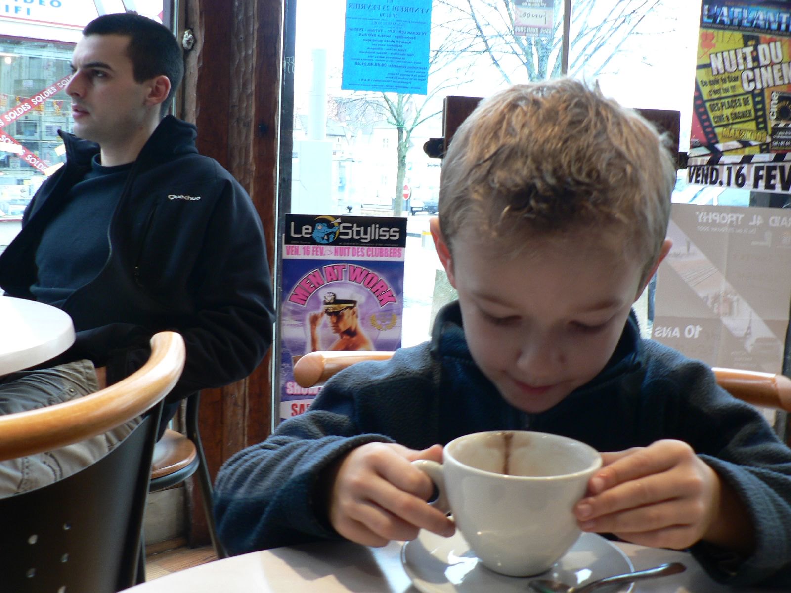 Un petit garçon qui prend un café dans un restaurant | Source : Flickr