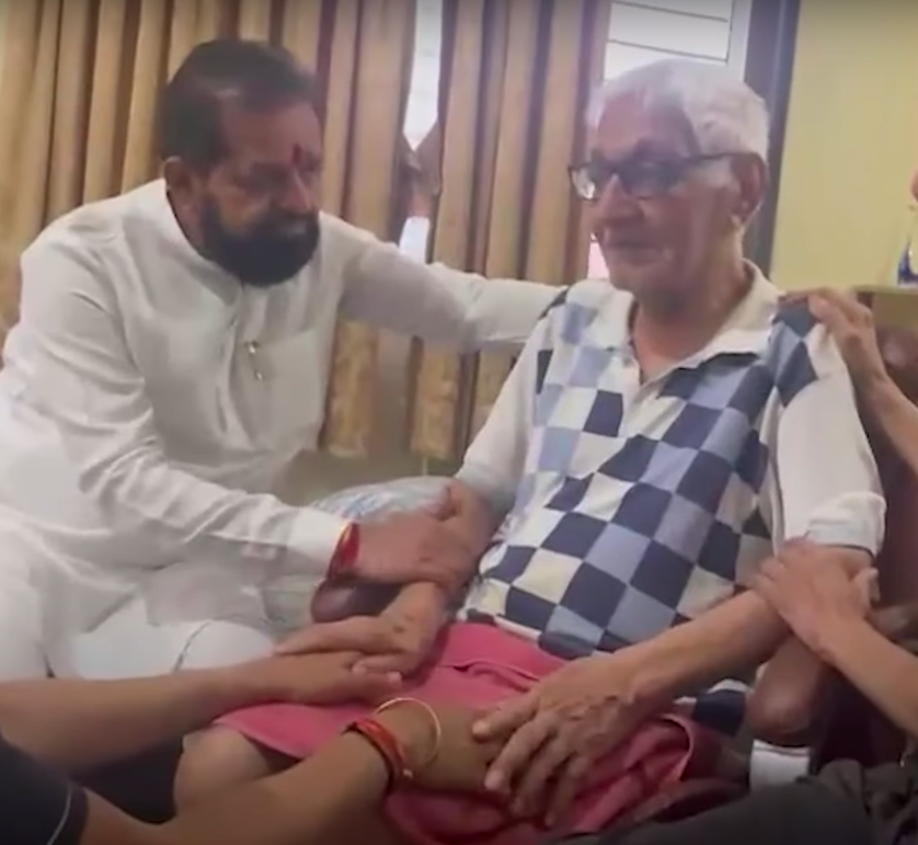 Rencontre du député Dilip Mama Lande avec le père du capitaine Sumeet Sabharwal, postée le 13 juin 2025. | Source : YouTube/India Today