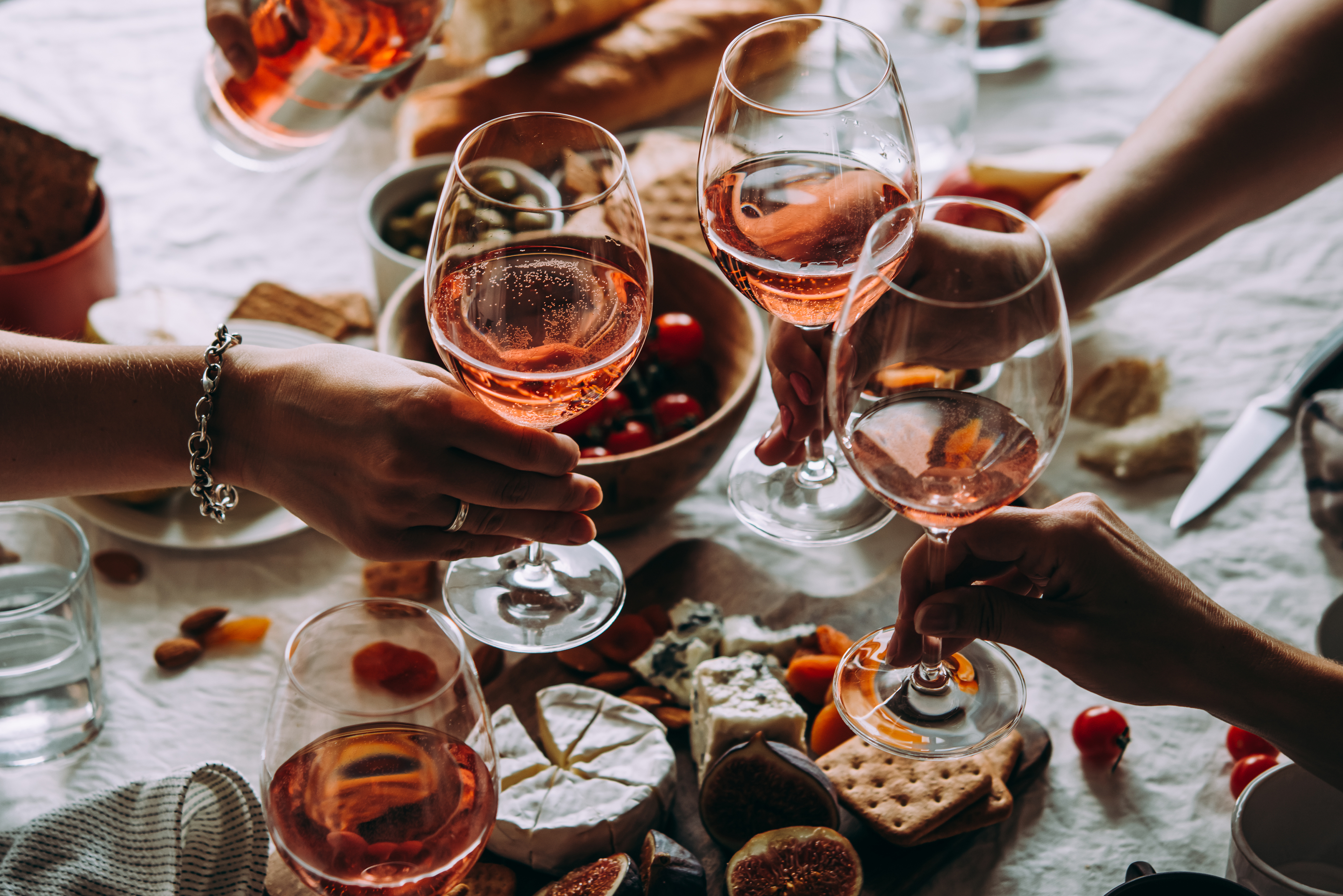 Des personnes tenant des verres de vin lors d'une fête | Source : Shutterstock
