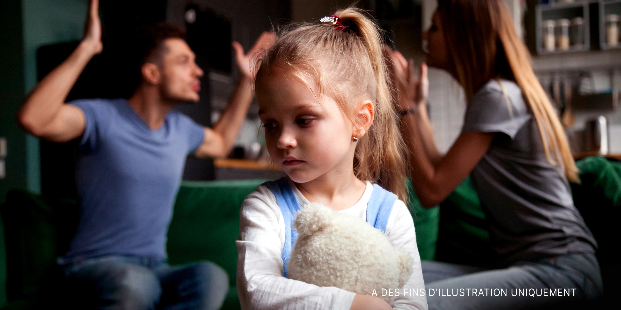Fillette se sentant triste pendant que ses parents se disputent | Source : Shutterstock
