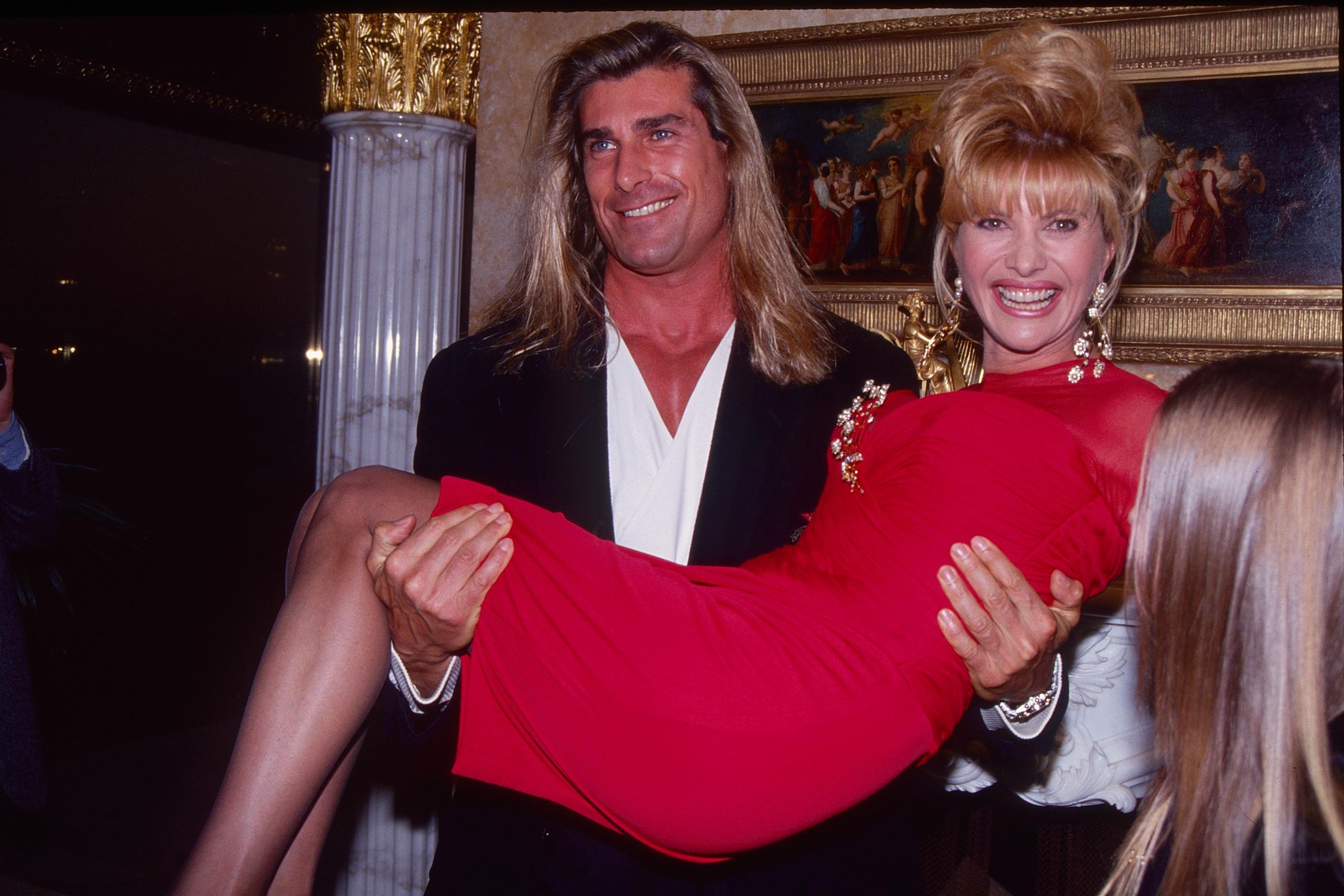 L'acteur italien et mannequin de mode tient Ivana Trump dans ses bras le 25 octobre 1993 | Source : Getty Images