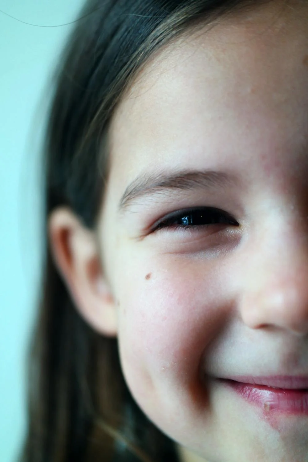 Un gros plan d'une jeune fille souriante | Source : Pexels