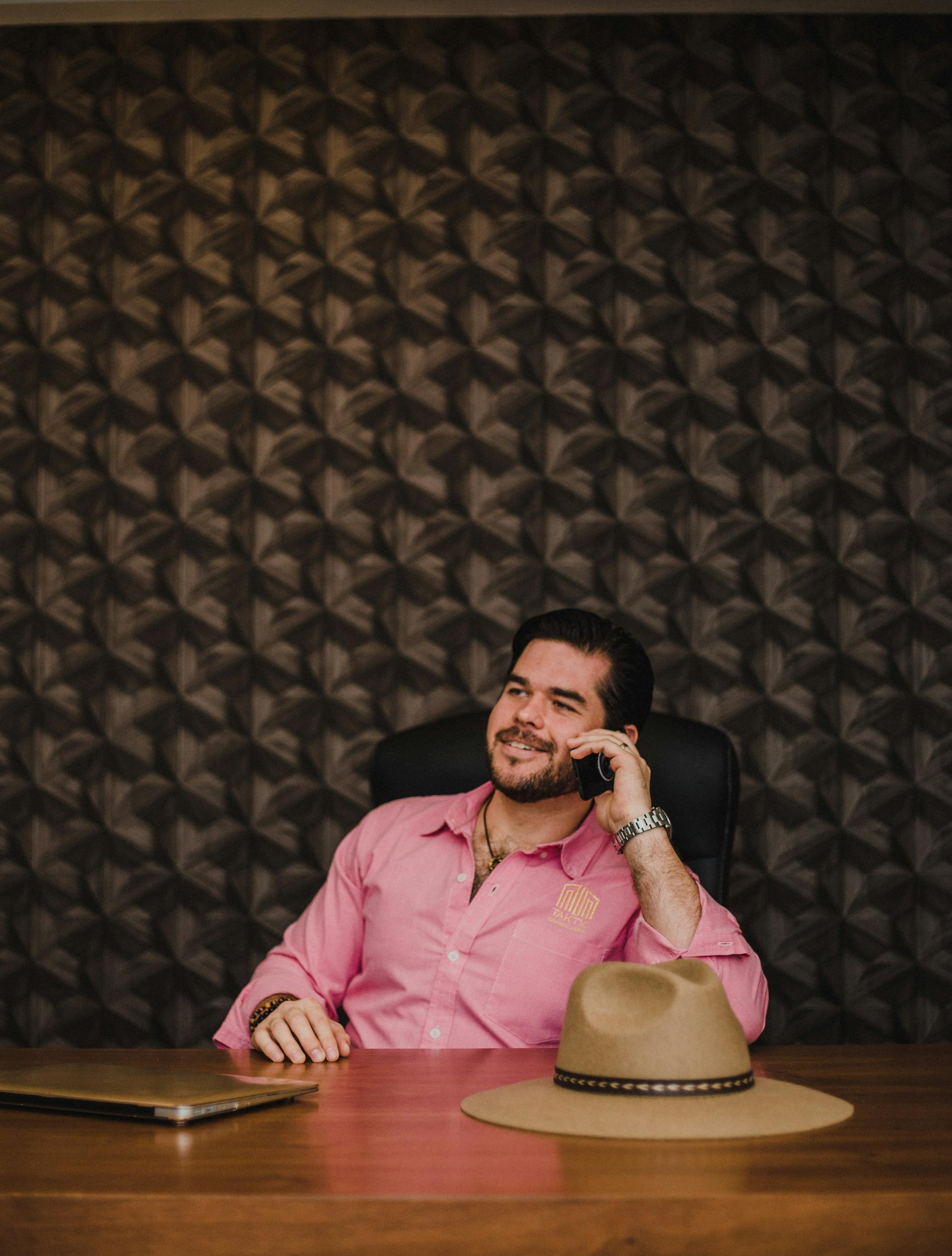Un homme d'affaires souriant qui parle au téléphone | Source : Pexels