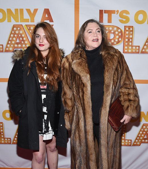 Rachel Ann Weiss et Kathleen Turner au Théâtre Bernard B. Jacobs le 23 janvier 2015 à New York. | Photo : Getty Images