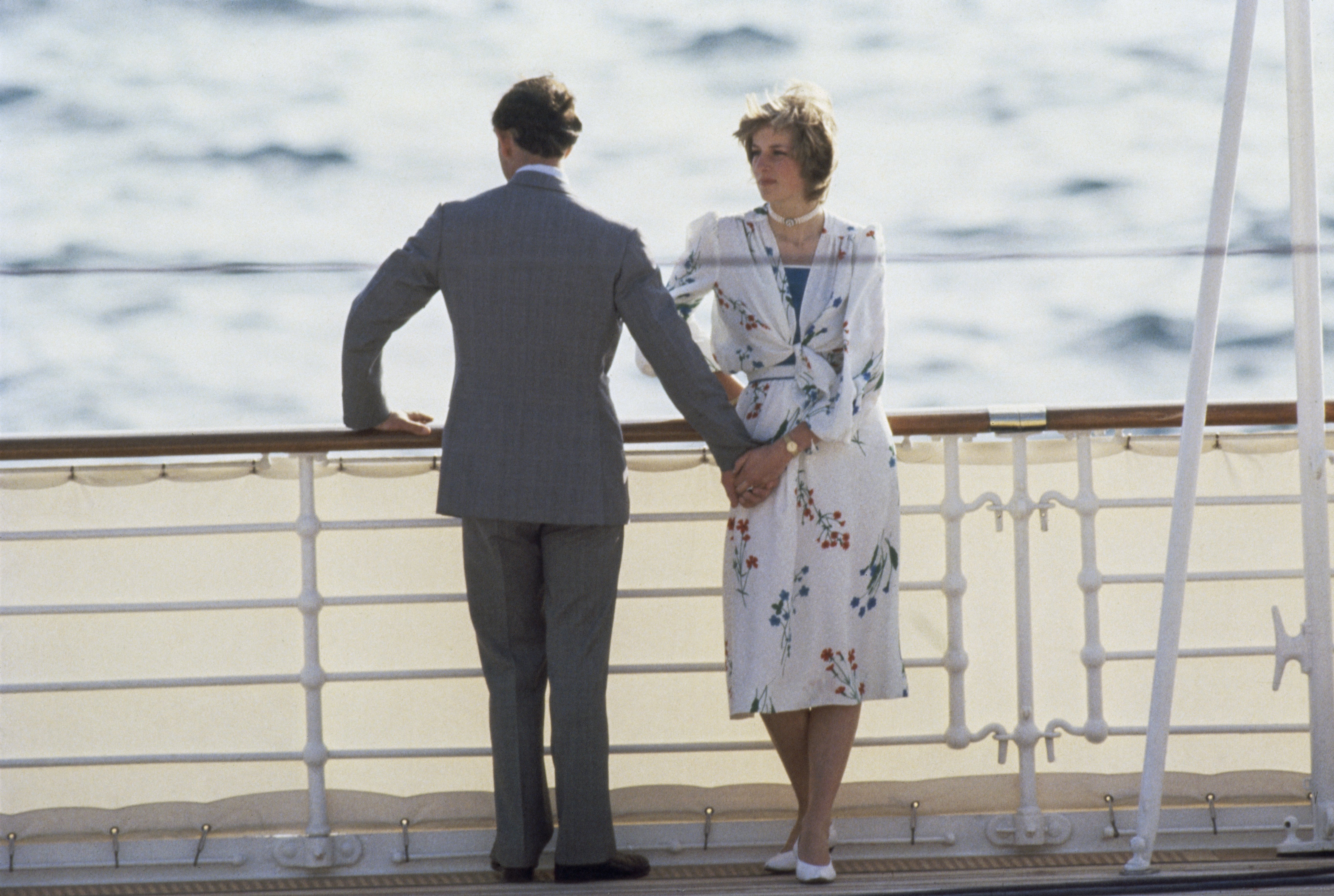 Le prince Charles et la princesse Diana quittent Gibraltar à bord du yacht royal Britannia pour leur croisière de lune de miel, le 1er août 1981. / Source : Getty Images