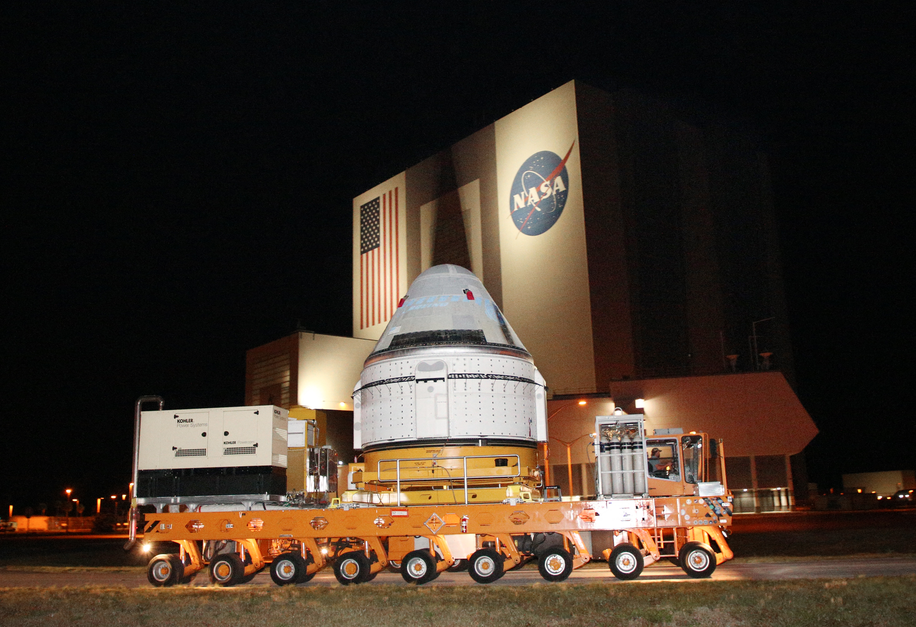 Un vaisseau spatial Boeing CST-100 Starliner est porté depuis l'installation de traitement et de fret commercial de Boeing au centre spatial Kennedy à Cap Canaveral, en Floride, le 16 avril 2024 | Source : Getty Images