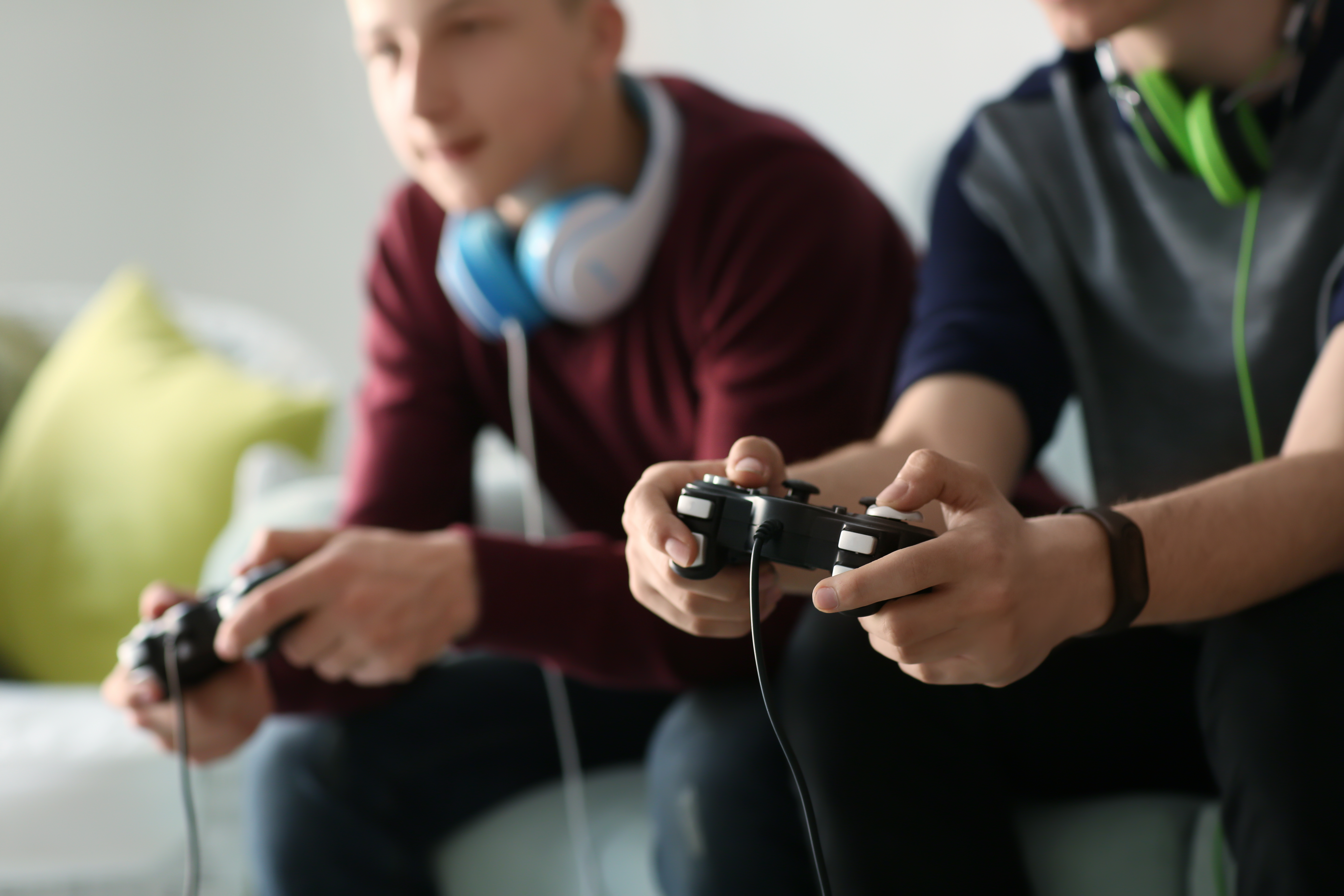Garçons jouant à des jeux | Source : Shutterstock