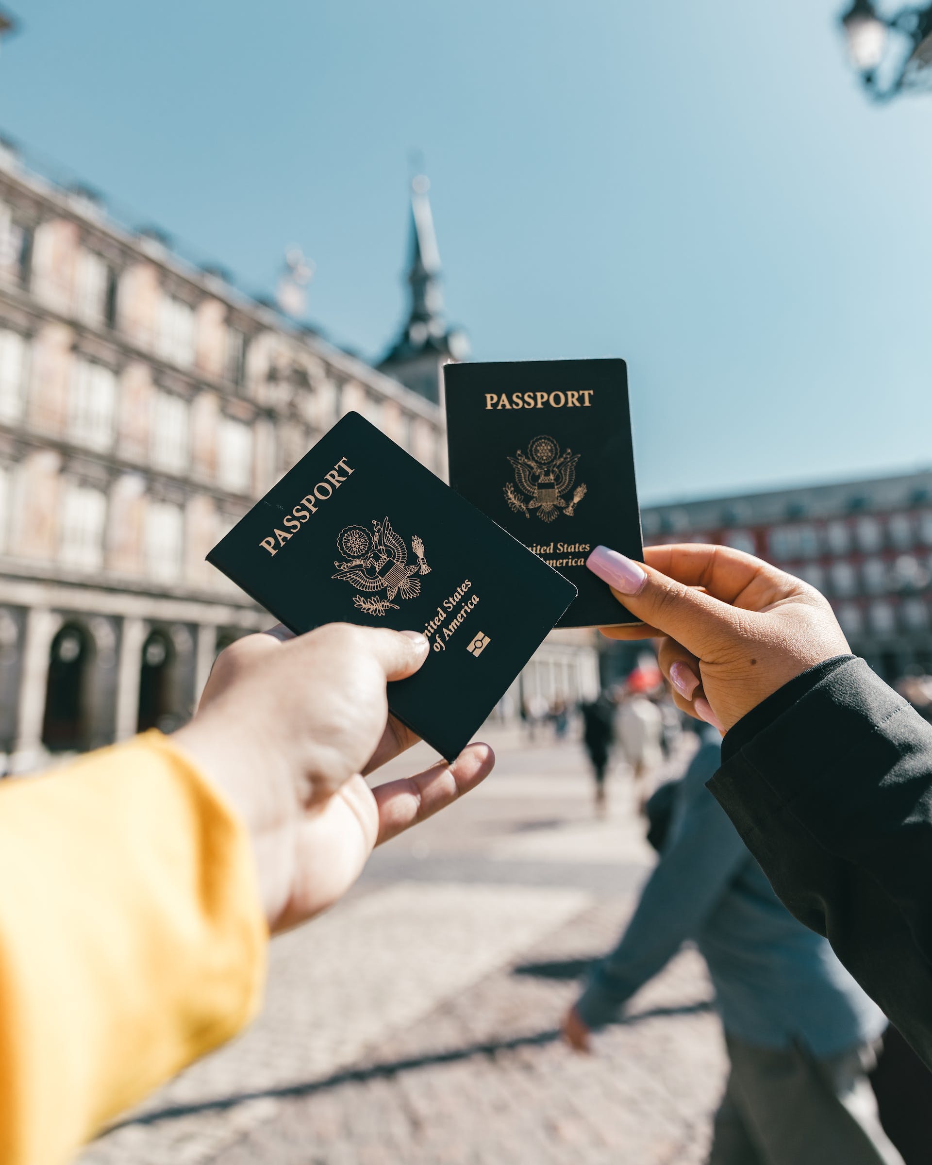 Des personnes tenant des passeports | Source : Pexels