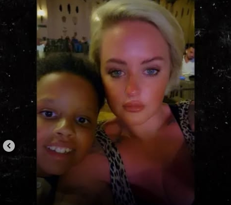 Frankie-Rae Law et une femme dans une publication du 26 novembre 2025. | Source : Instagram/tmz_tv