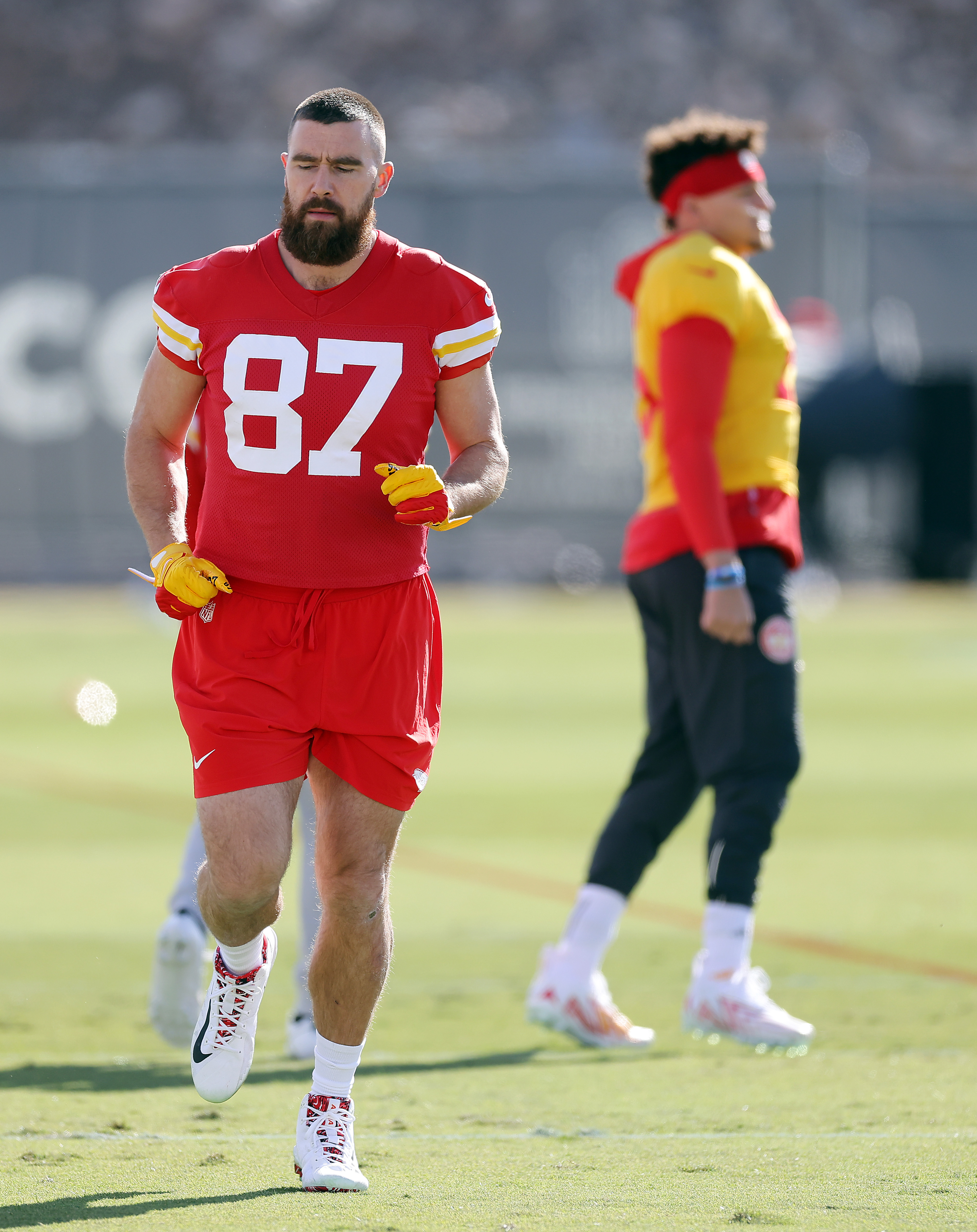 Travis Kelce s'échauffe avant le Super Bowl LVIII à Henderson, dans le Nevada, le 7 février 2024 | Source : Getty Images