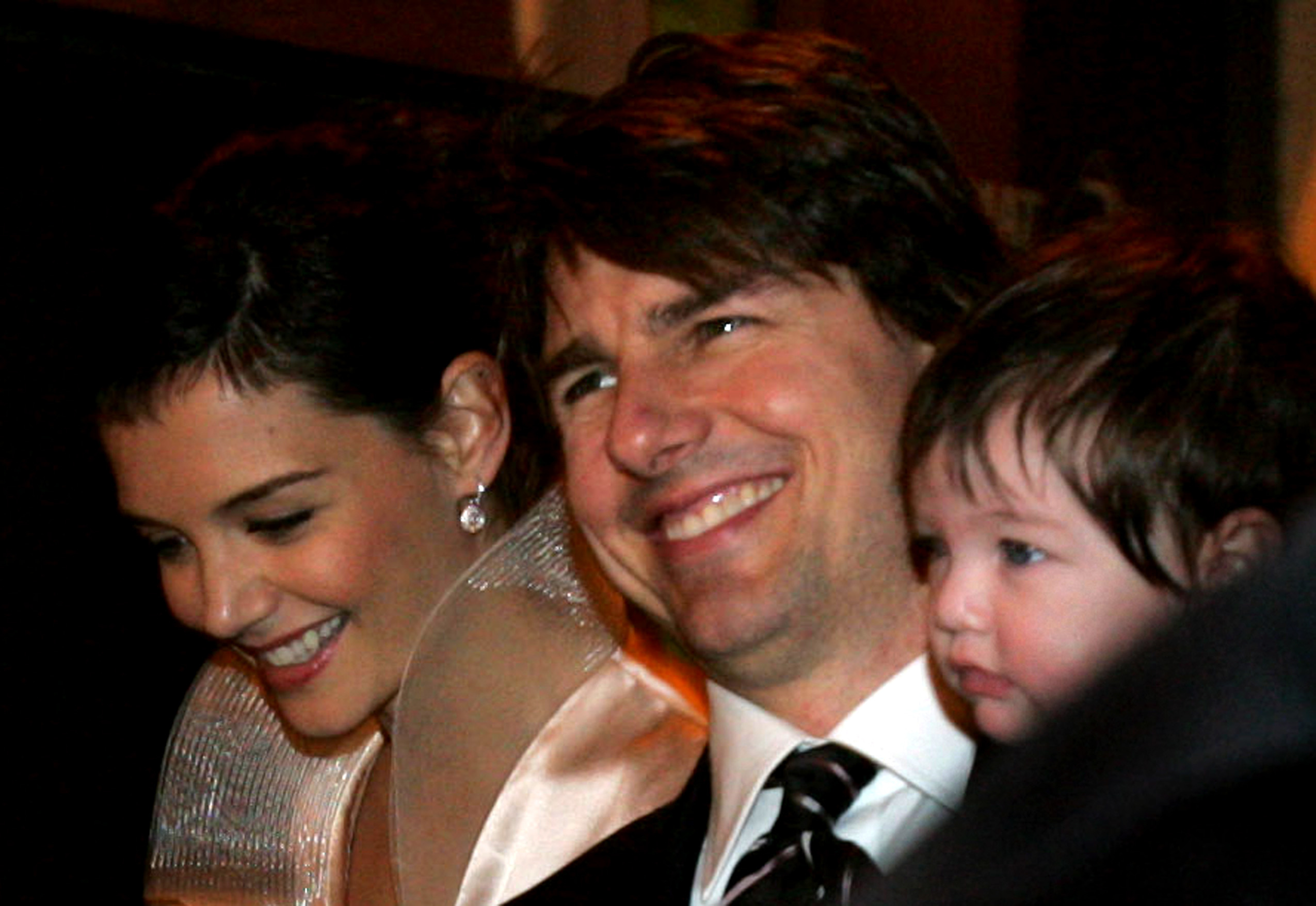 Katie Holmes, Tom et Suri Cruise arrivent au restaurant 'Nino' le 16 novembre 2006 à Rome, en Italie. | Source : Getty Images