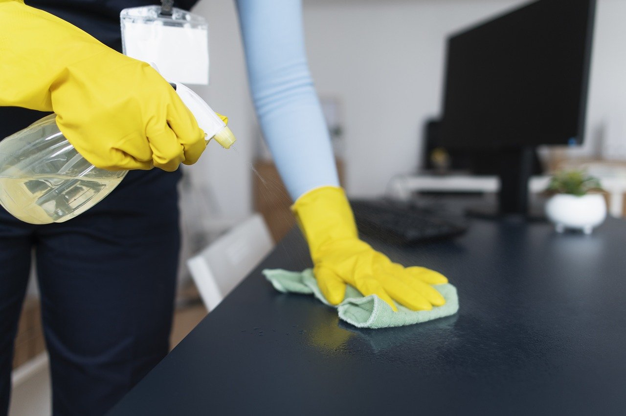 Une femme qui nettoie un bureau à domicile | Source : Pixabay