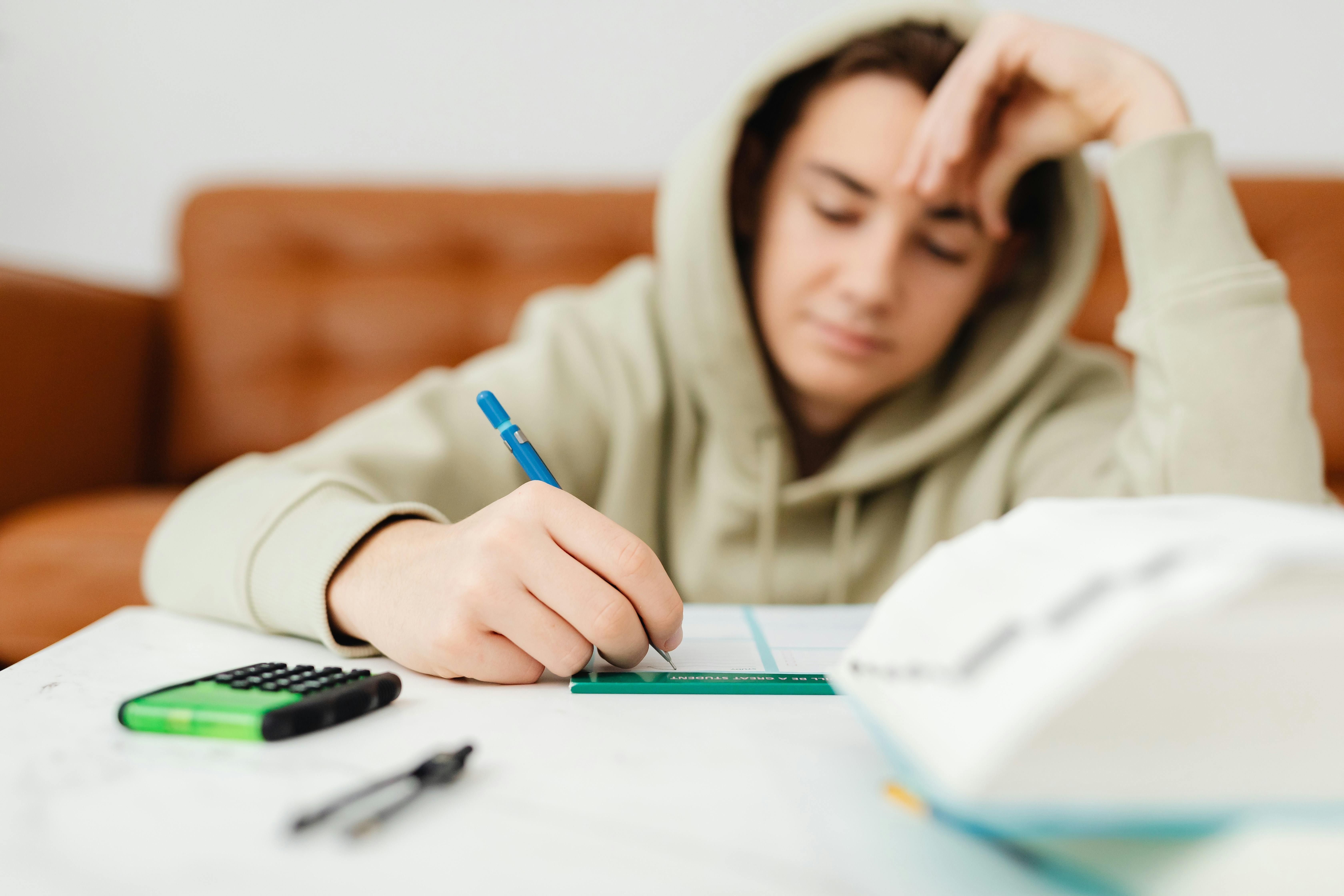 Un garçon qui fait ses devoirs | Source : Pexels