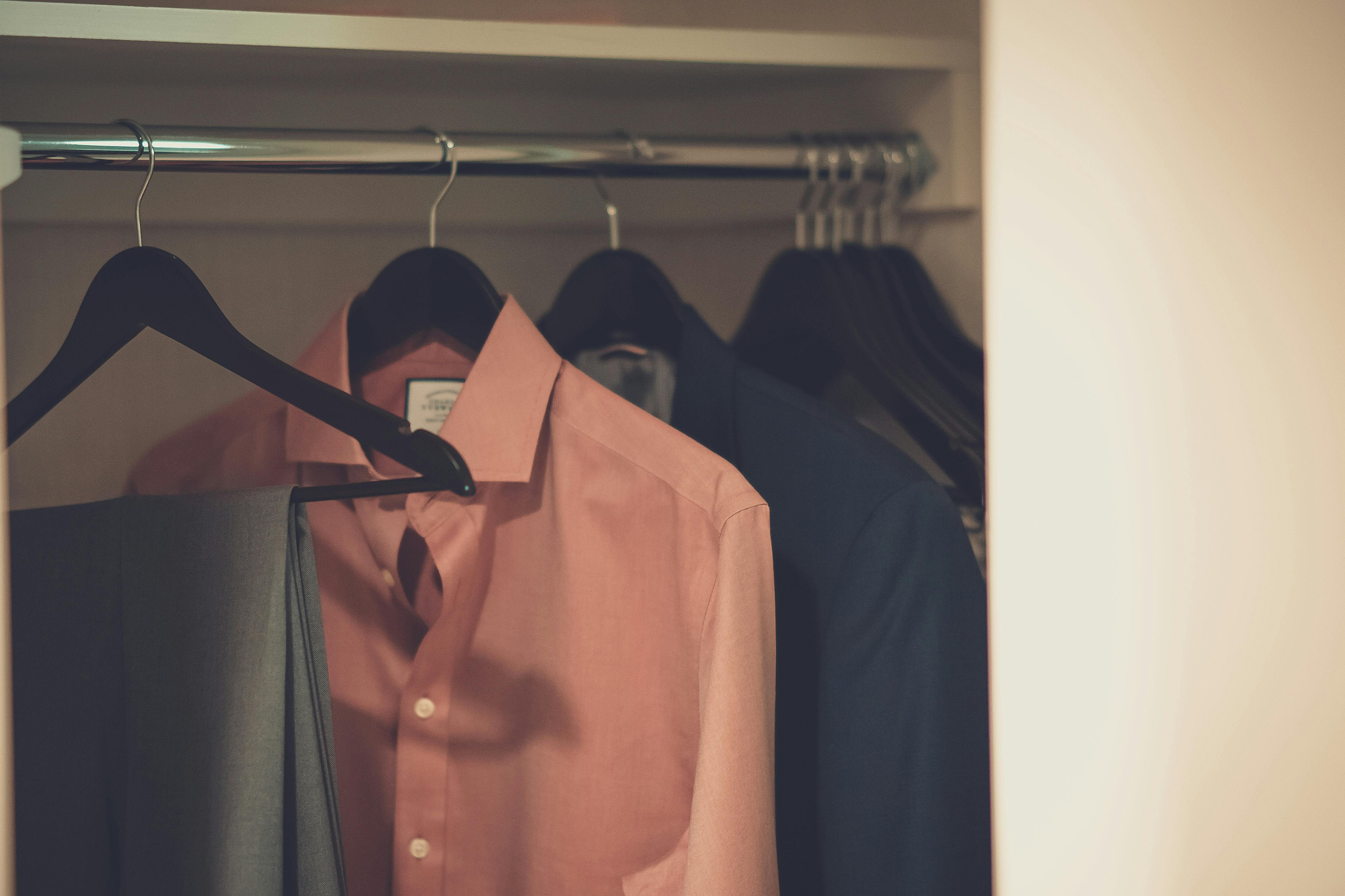 Vêtements suspendus dans un placard | Source : Pexels
