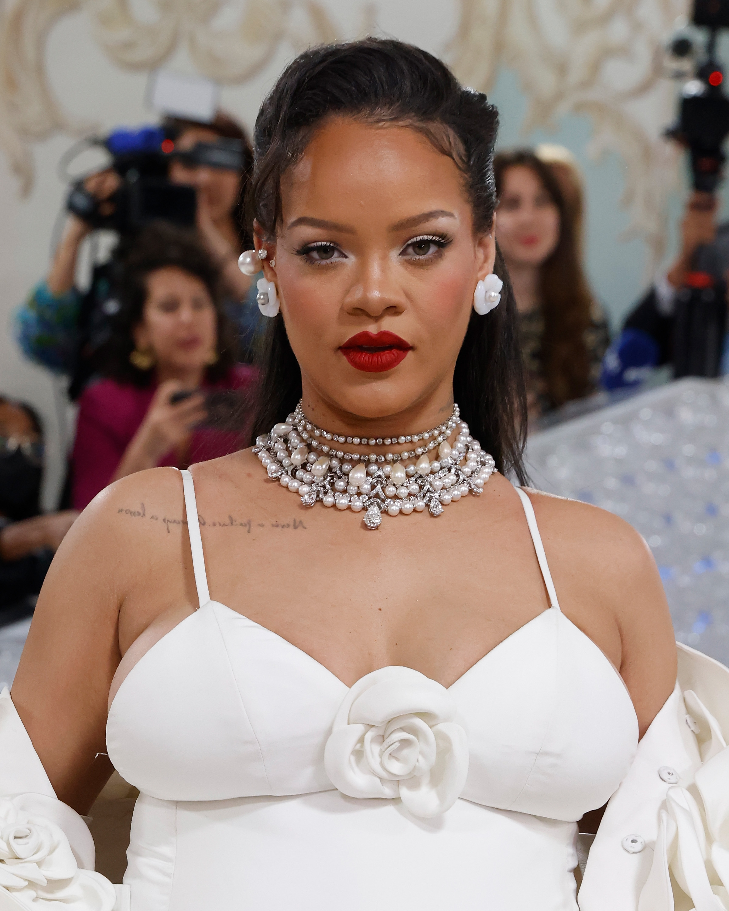 Rihanna à la soirée de bienfaisance 2023 du Costume Institute célébrant "Karl Lagerfeld : Une ligne de beauté" au Metropolitan Museum of Art le 01 mai 2023 à New York | Source : Getty Images