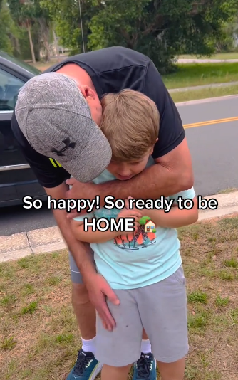 Darrell hugs Evin from the back | Source : Tiktok.com/malloryellis4