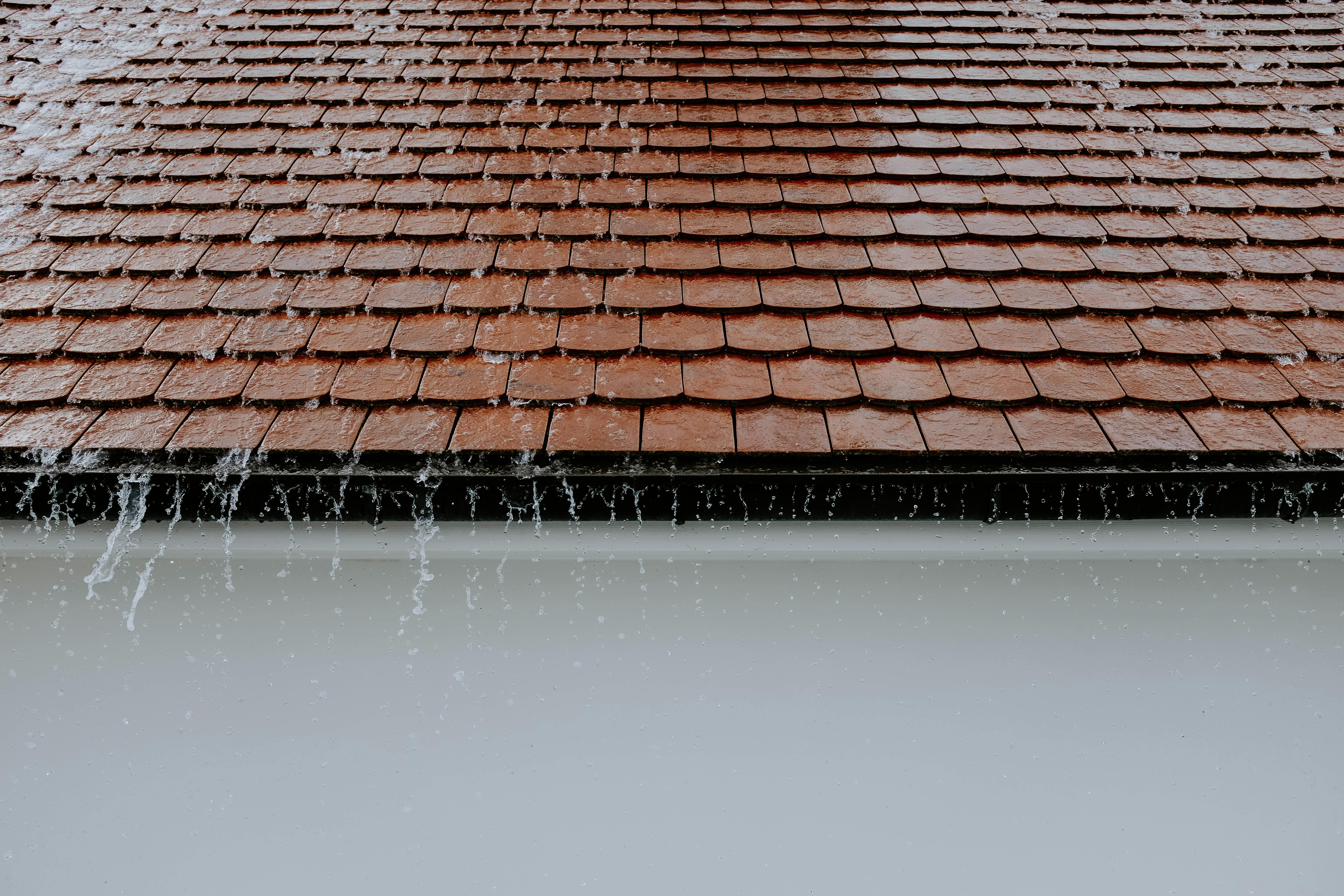 Le toit d'une maison inondé de pluie | Source : Pexels