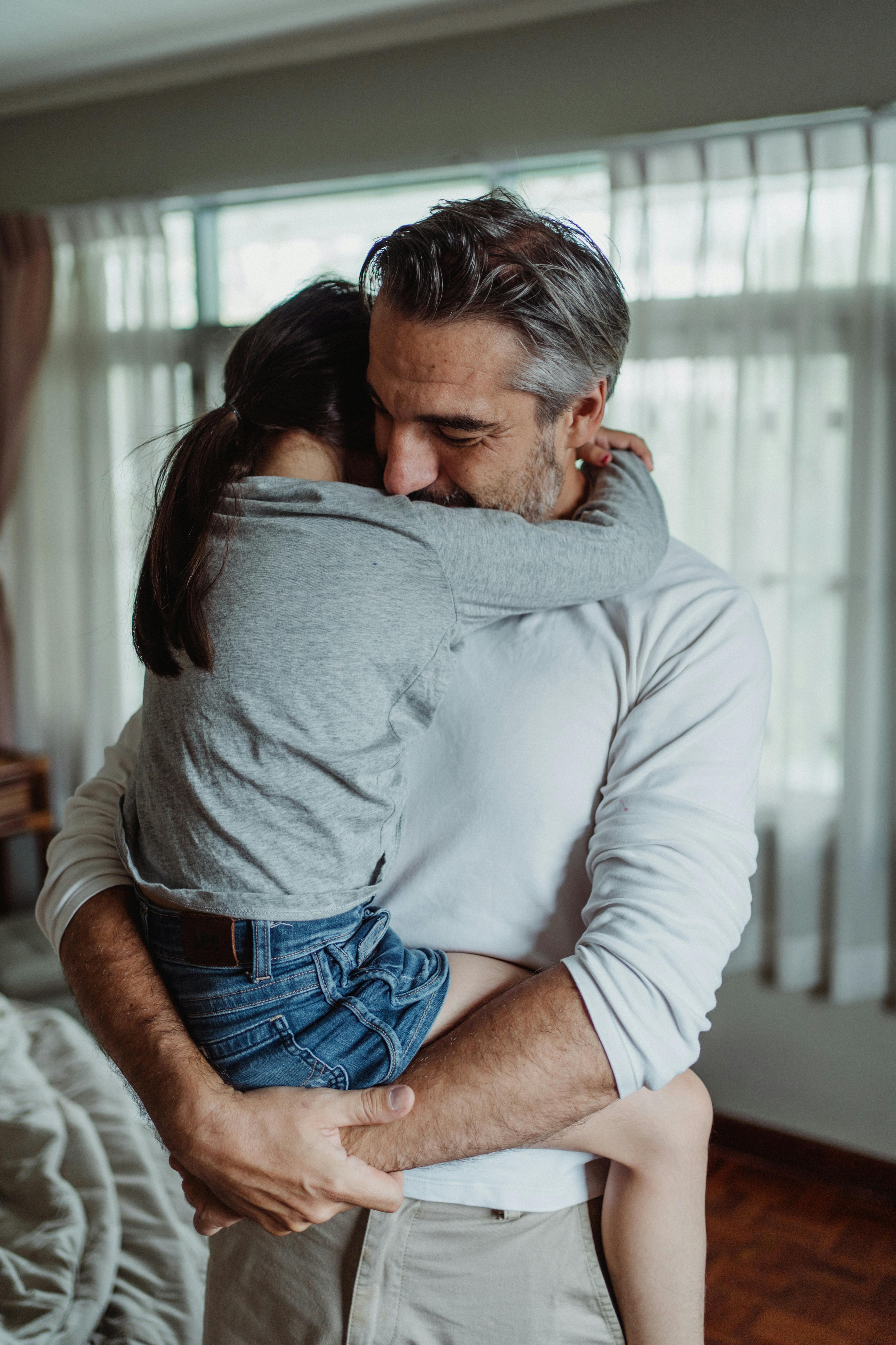 Père serrant sa fille dans ses bras | Source : Pexels