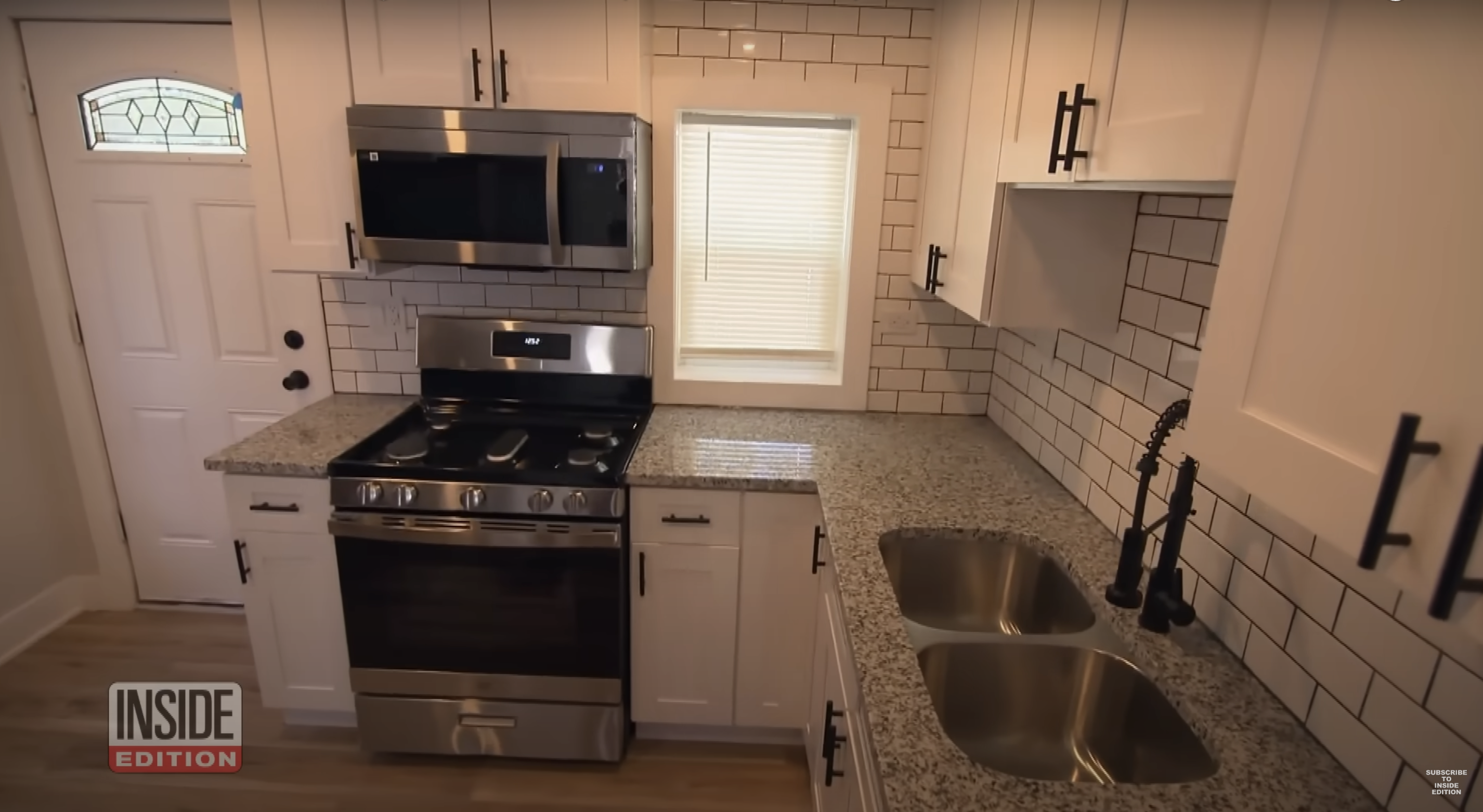 Un aperçu de la cuisine rénovée de la maison d'enfance du pape Léon XIV, vue dans une vidéo datée du 10 mai 2025 | Source : YouTube/InsideEdition