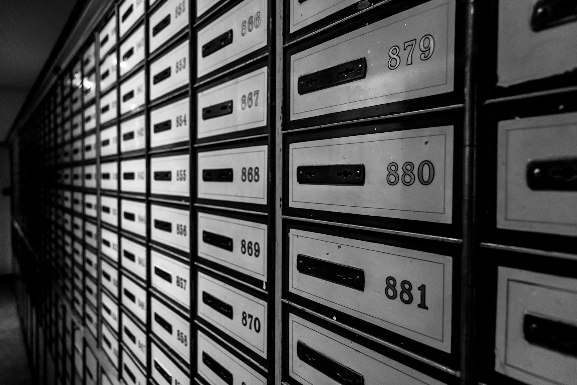 Boîtes aux lettres dans un immeuble d'habitation | Source : Pexels