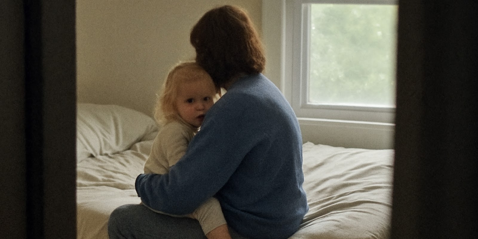 Une femme avec un enfant. | Source : Sora