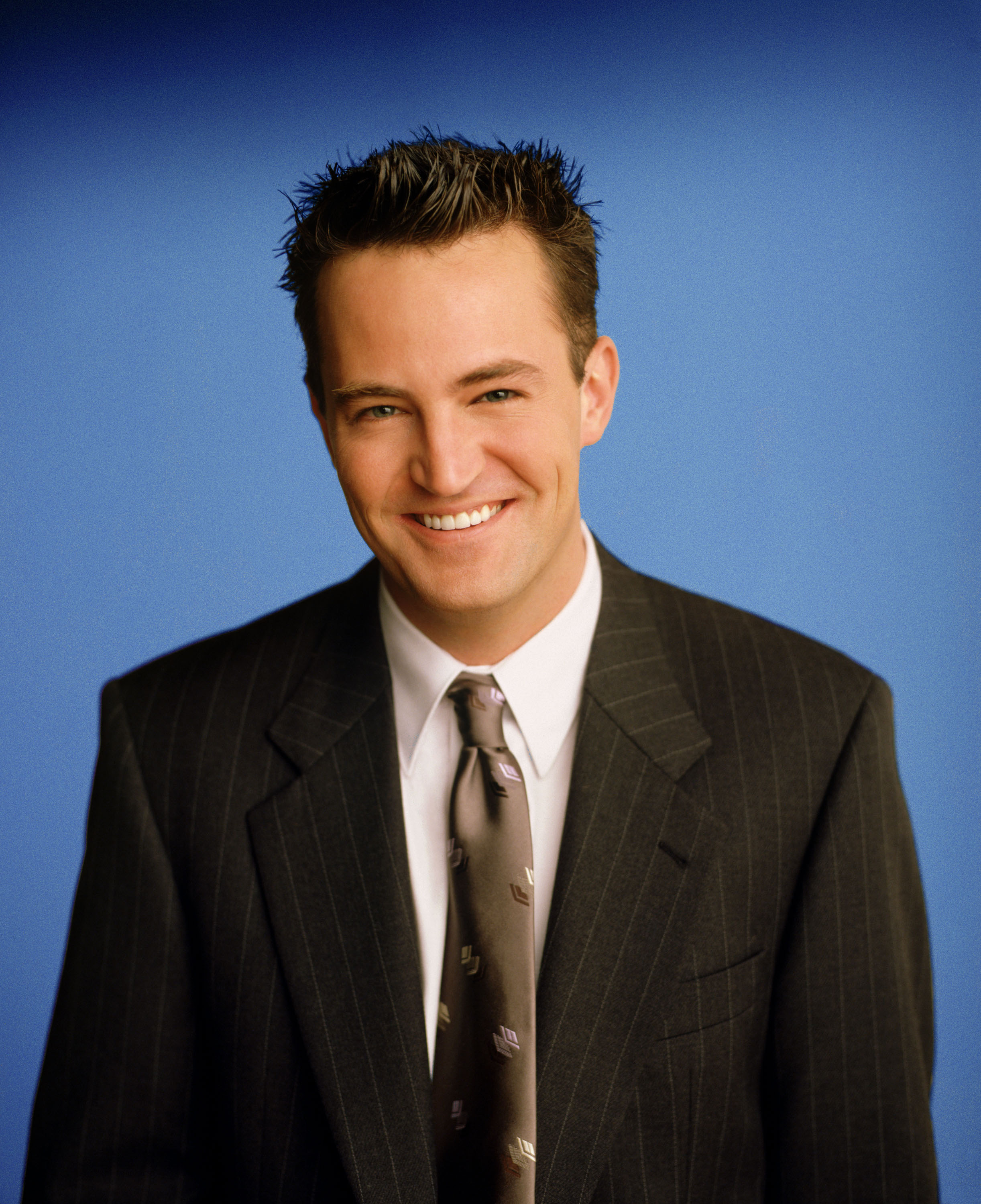 Matthew Perry se fait passer pour Chandler Bing dans "Friends", vers 2001. | Source : Getty Images