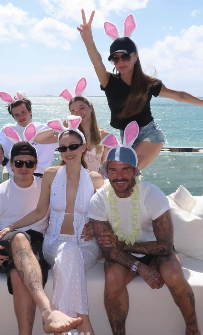 Victoria Beckham, David Beckham, Cruz Beckham, Harper Beckham, Brooklyn Peltz-Beckham et Nicola Peltz-Beckham, vus dans un post Instagram daté du 1er avril 2024 | Source : Instagram.com/victoriabeckham/