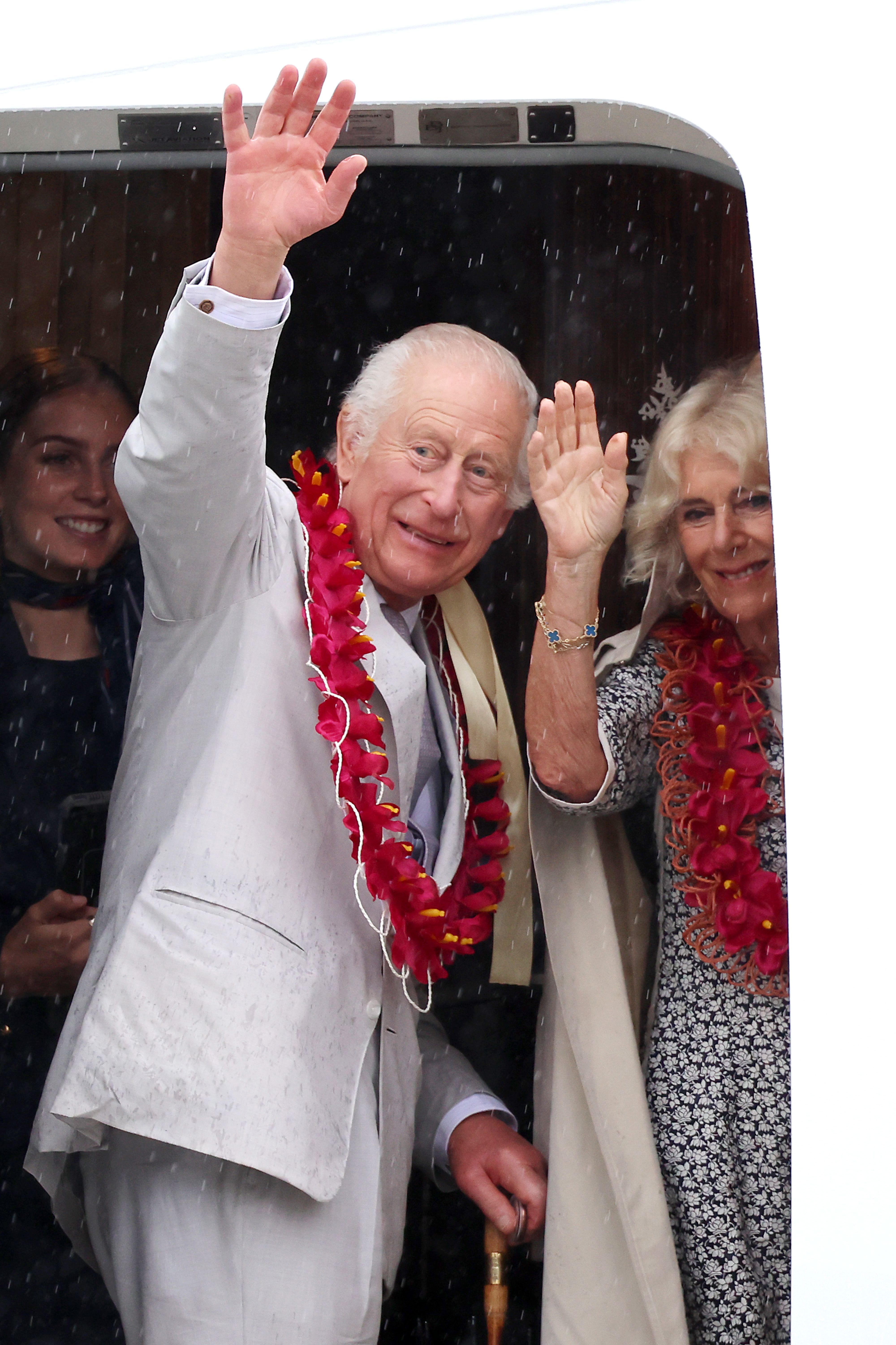 Le roi Charles III et la reine Camilla font un signe d'adieu. | Source : Getty Images