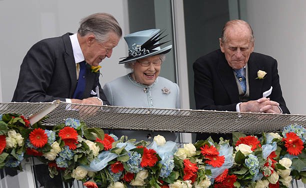Sir Michael Oswald en compagnie de la reine d'Angleterre et du prince Philip | Photo: Getty Image
